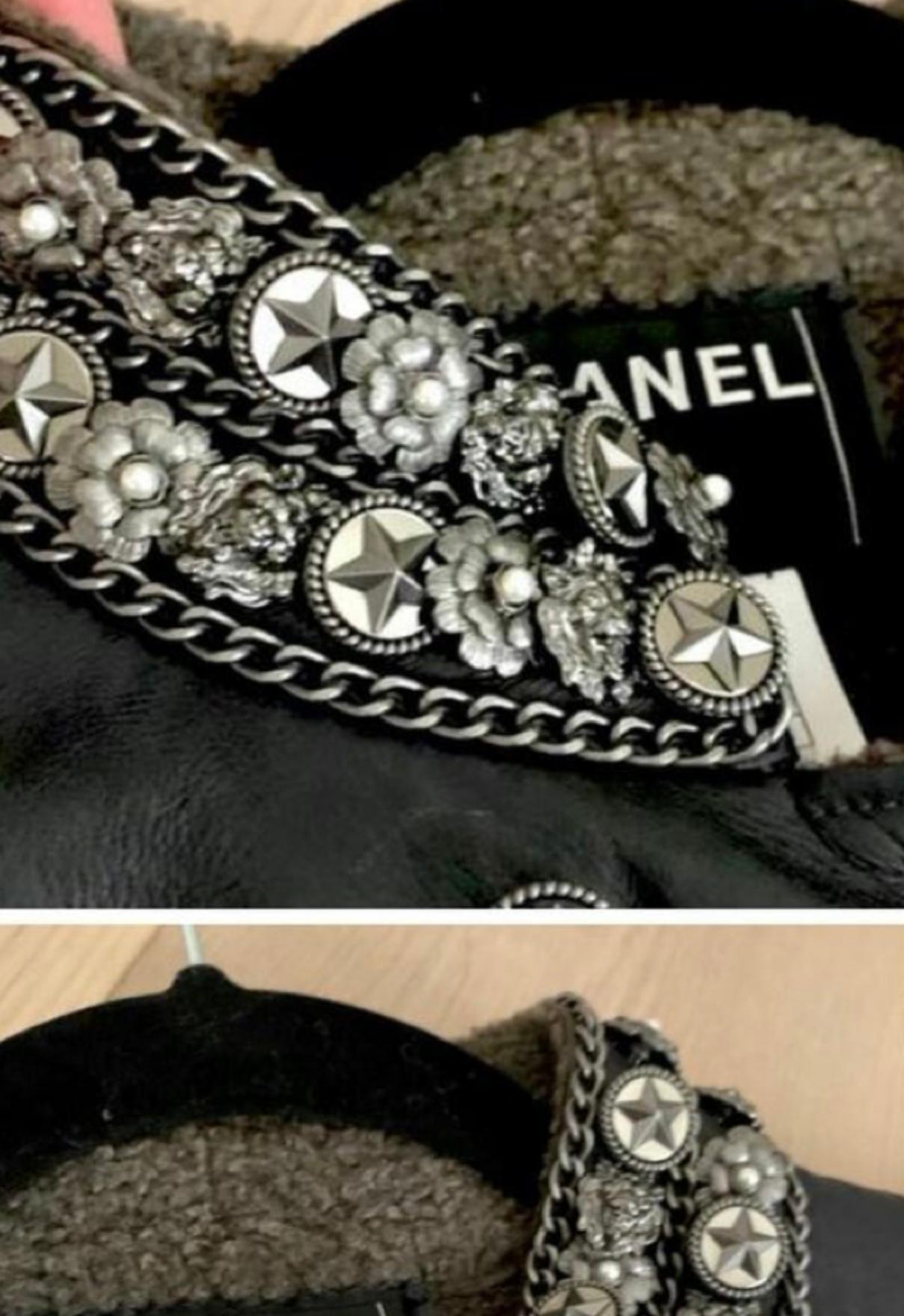 Veste Chanel 15 carats ornée de bijoux et de chaînes en peau de mouton en vente 1