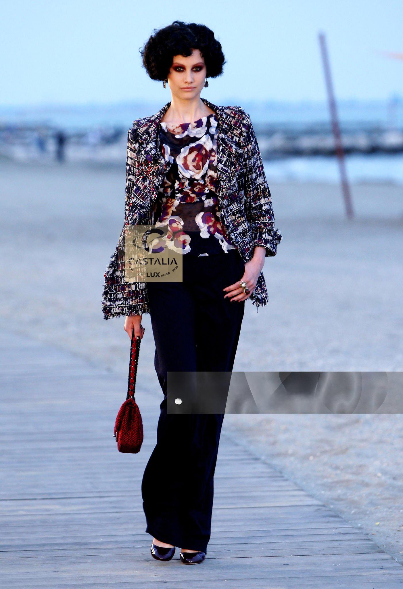 Chanel - Veste en tweed à rubans   Marble Reverie' from Runway of Paris / VENICE by Maestro Lagerfeld

~  Le prix en boutique dépasse les 15 000€, pourtant l'essence de cette pièce transcende le prix : elle est à la fois veste, bijou et reliquaire