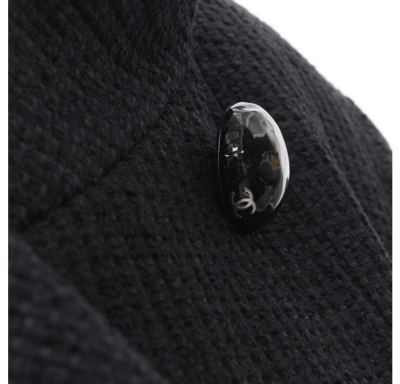 CHANEL 15P Atto 1 nero tweed reticolato CC bottone avvolgere piccola giacca nera FR44 2XL
Riferimento: BMPA/A00199
Marchio: Chanel
Designer: Karl Lagerfeld
Collezione: 15P Atto 1
Materiale: Cotone, acrilico
Colore: nero
Modello: Tinta