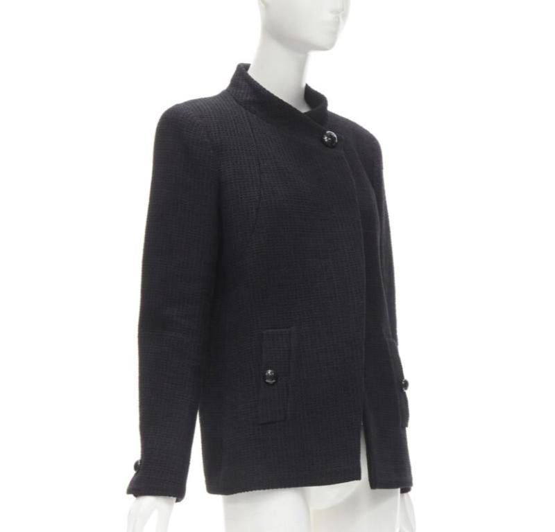 CHANEL 15P Atto 1 nero tweed reticolato CC bottone avvolgere piccola giacca nera FR44 2XL In condizioni ottime in vendita a Hong Kong, NT