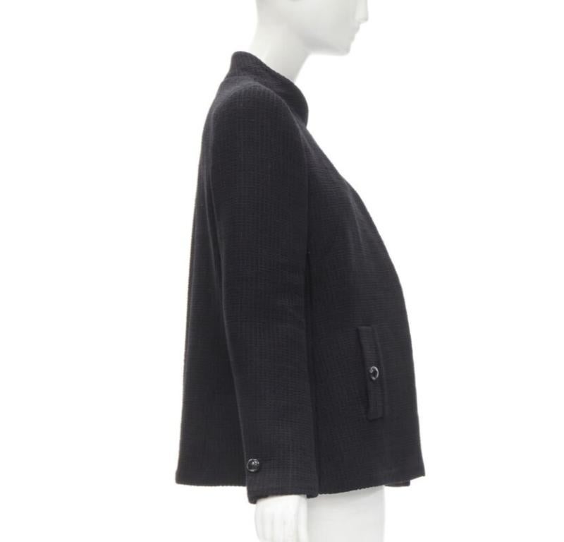 Donna CHANEL 15P Atto 1 nero tweed reticolato CC bottone avvolgere piccola giacca nera FR44 2XL in vendita