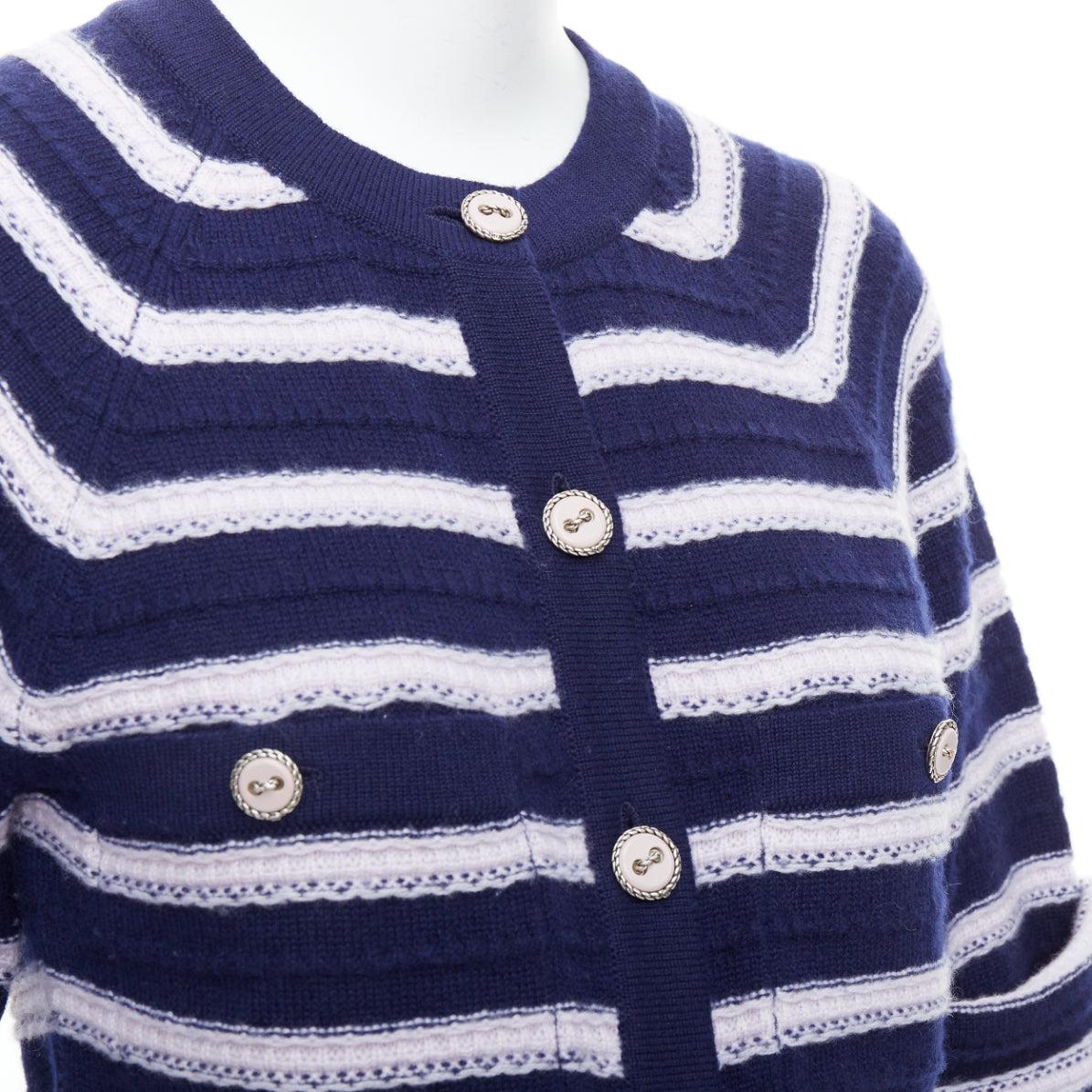 CHANEL 15P Laufsteg Strickjacke mit Knopfleiste aus 100 % Kaschmir in Marineblau und Grau FR38 M
Referenz: TGAS/E00520
Marke: Chanel
Designer: Karl Lagerfeld
Collection'S: SS 2015 - Laufsteg
Gesehen bei: Phoebe Tonkin
MATERIAL: Kaschmir
Farbe: