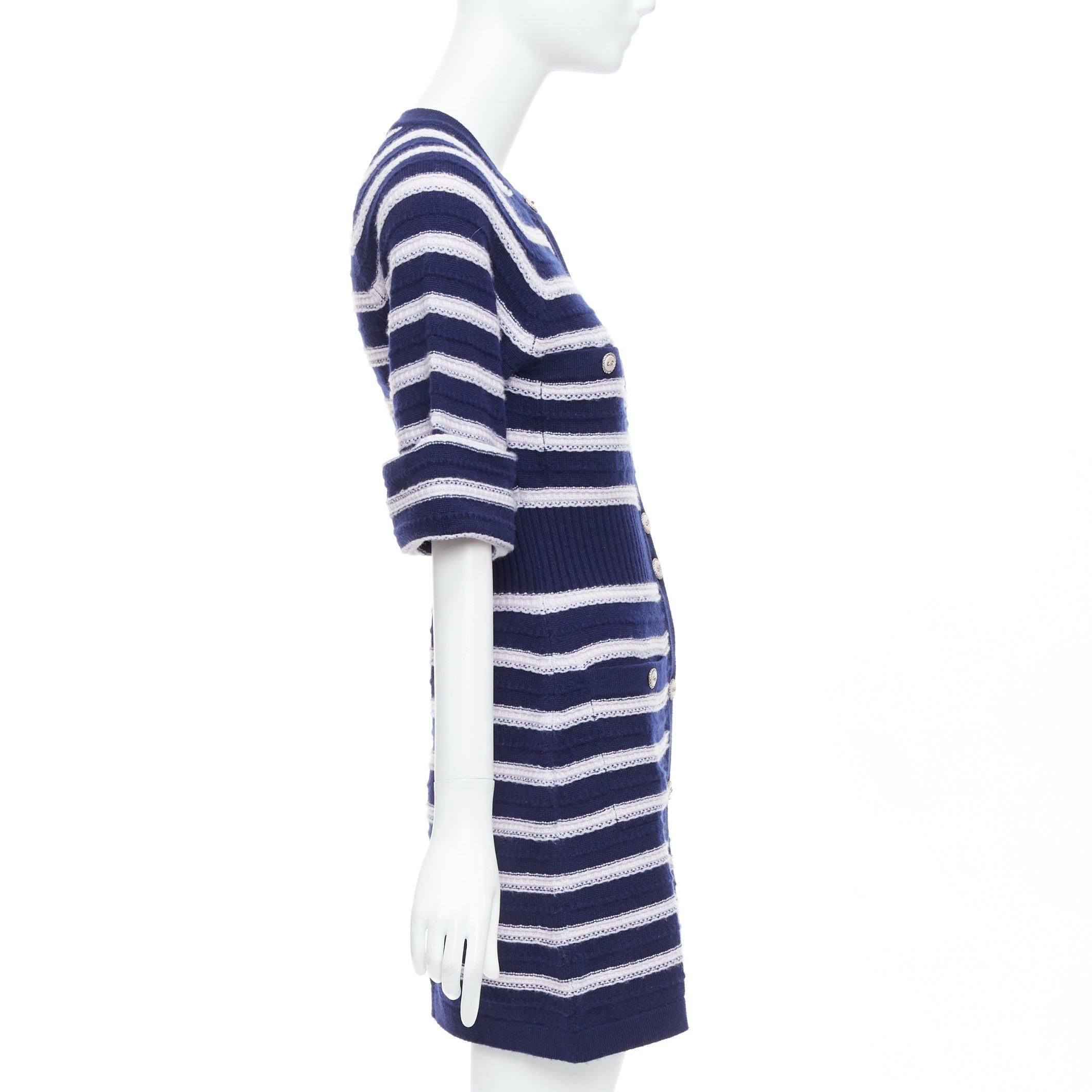 CHANEL 15P Laufsteg Strickjacke mit Knopfleiste aus 100 % Kaschmir in Marineblau und Grau FR38 M im Zustand „Hervorragend“ im Angebot in Hong Kong, NT