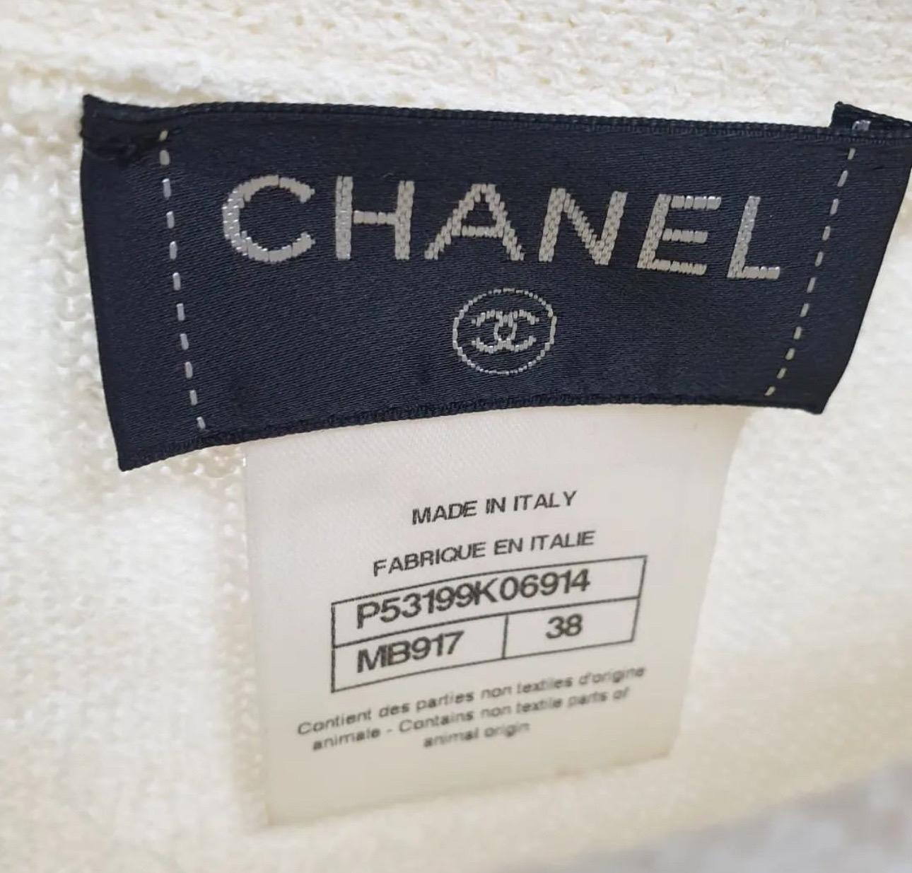 CHANEL 16C Paris -Seoul Ecru CC Pulloverkleid aus Strick mit Knopfleisten im Zustand „Hervorragend“ im Angebot in Krakow, PL