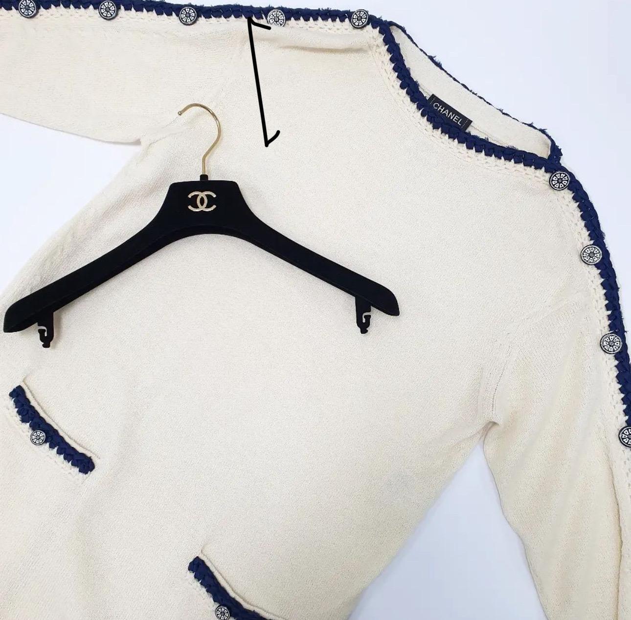 CHANEL 16C Paris -Seoul Ecru CC Pulloverkleid aus Strick mit Knopfleisten im Angebot 3