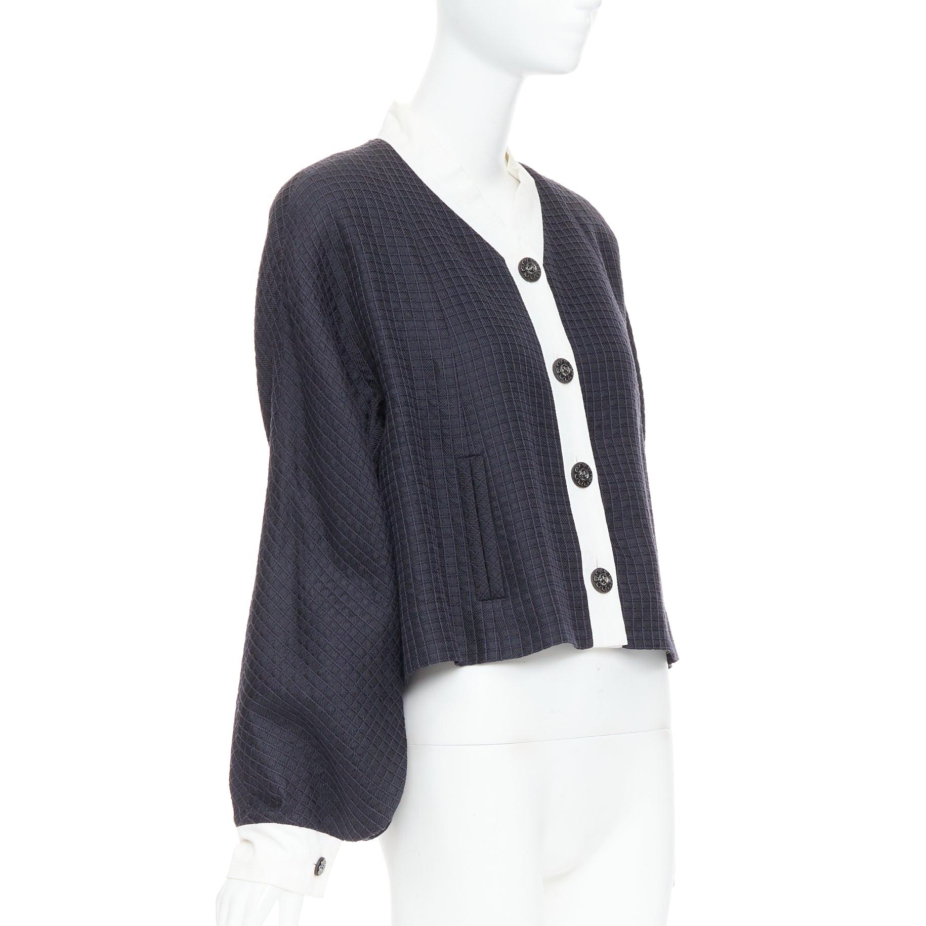 CHANEL 16C Paris Seoul Laufsteg Marineblaue Weiße Hanbok-Jacke aus Seide und Baumwolle FR36 S (Schwarz) im Angebot