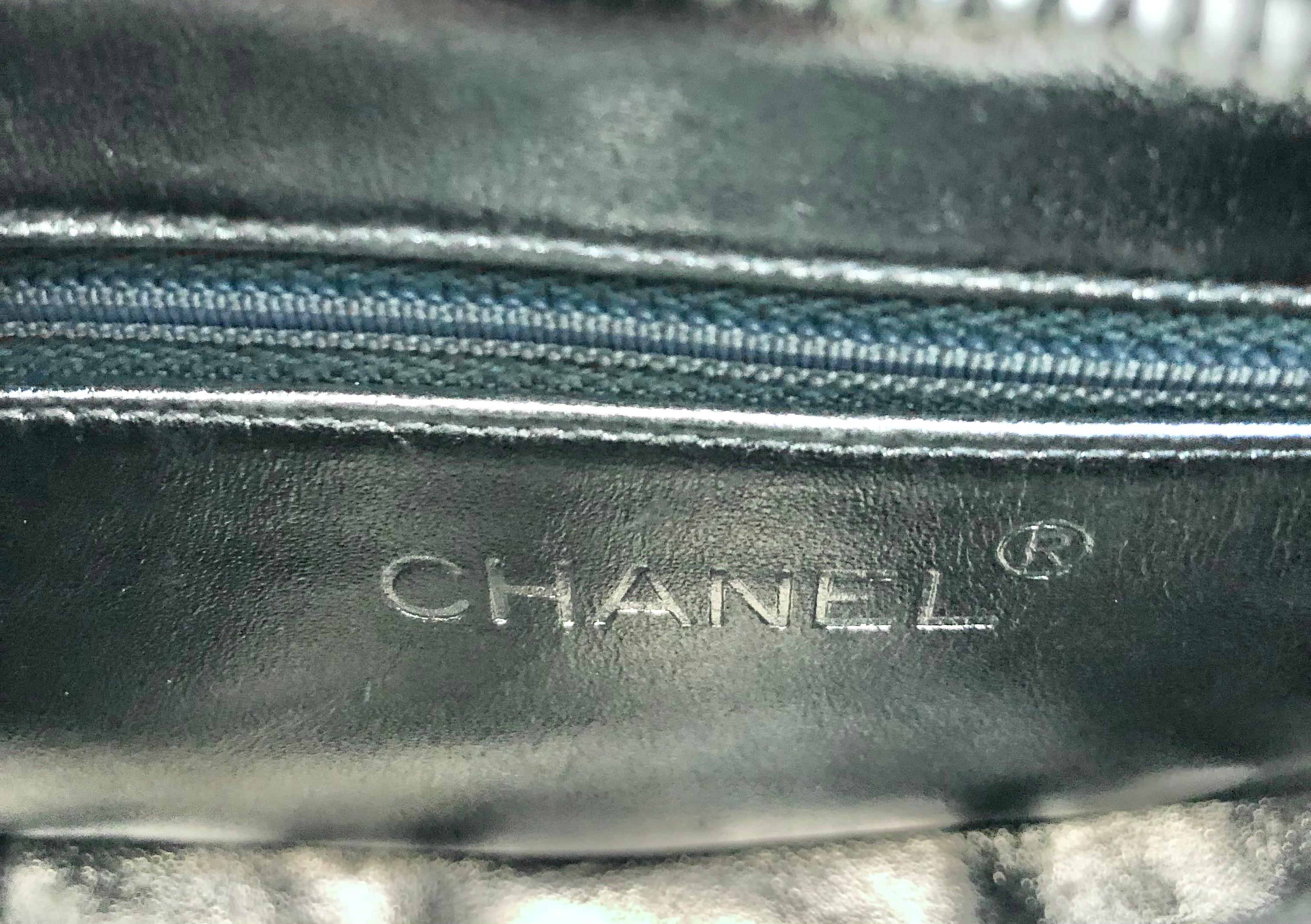 Chanel Silver Metallic Quilted Lambskin Shoulder Bag  In Good Condition For Sale In Sheung Wan, HK