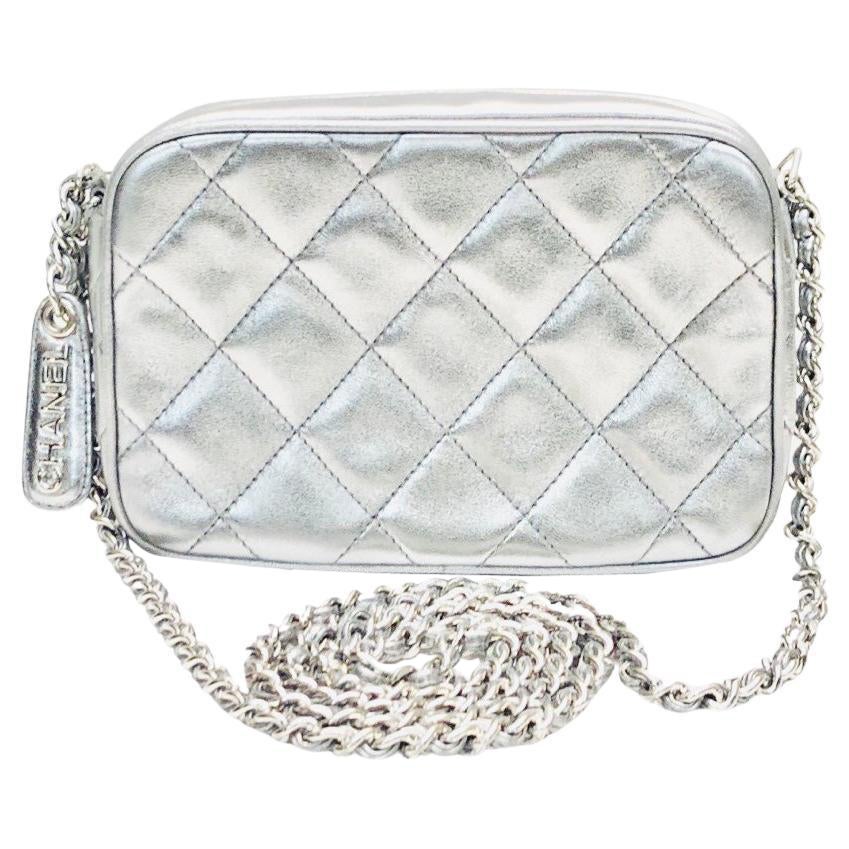 Chanel Bolso de hombro de piel de cordero acolchado plateado metalizado de 16 cm