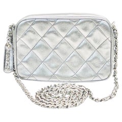 Chanel Bolso de hombro de piel de cordero acolchado plateado metalizado de 16 cm