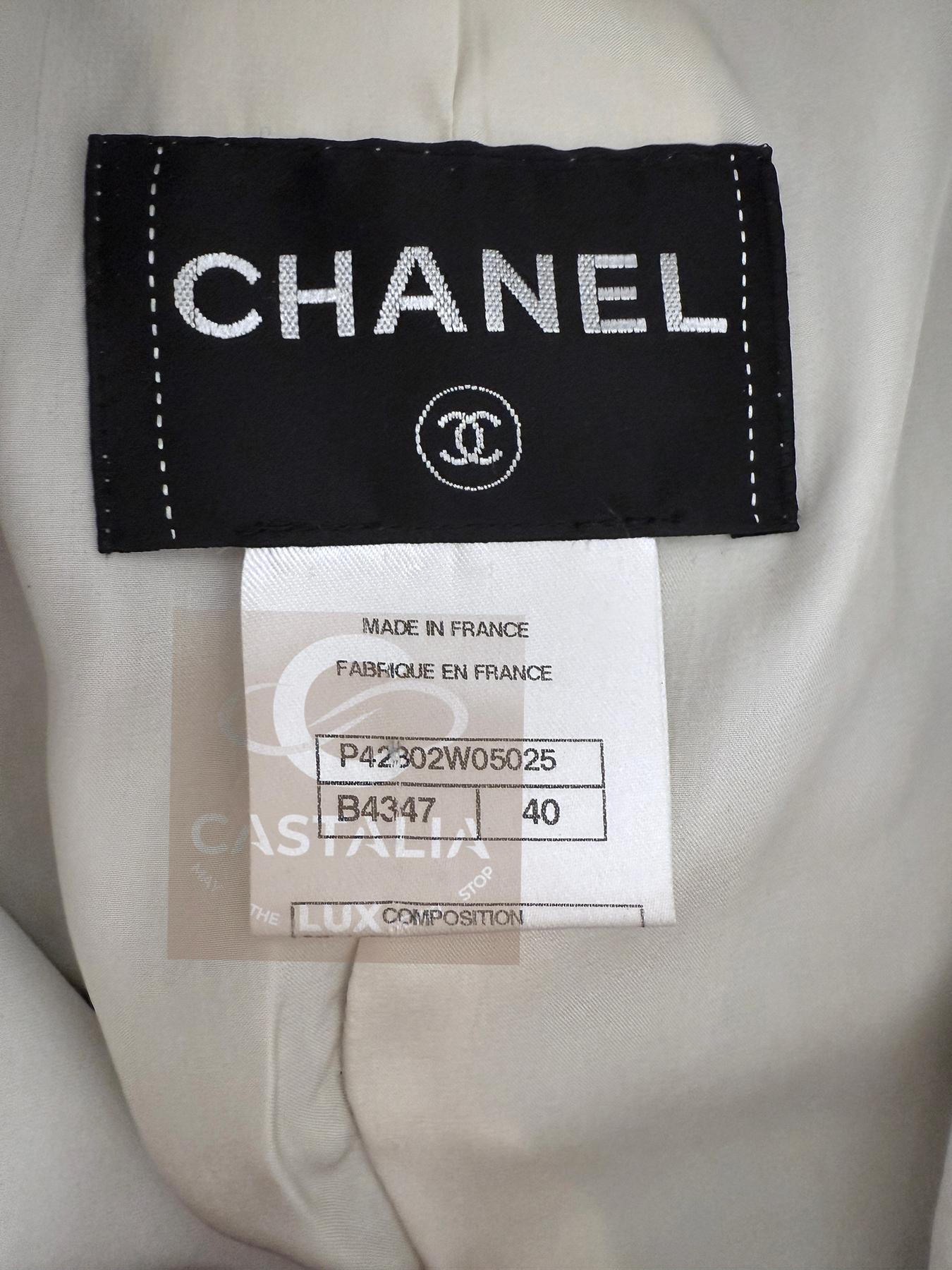 CHANEL 16K$ Chaqueta de tweed negra adornada con joyas 40 FR en venta 11