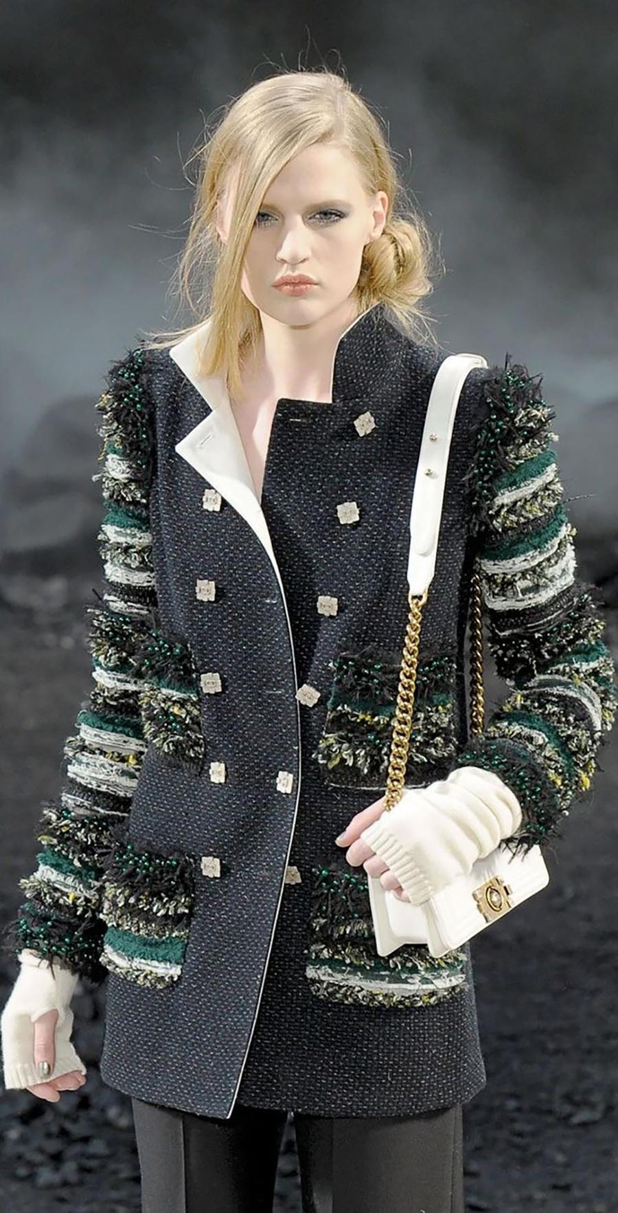 CHANEL 16K$ Chaqueta de tweed negra adornada con joyas 40 FR Negro en venta