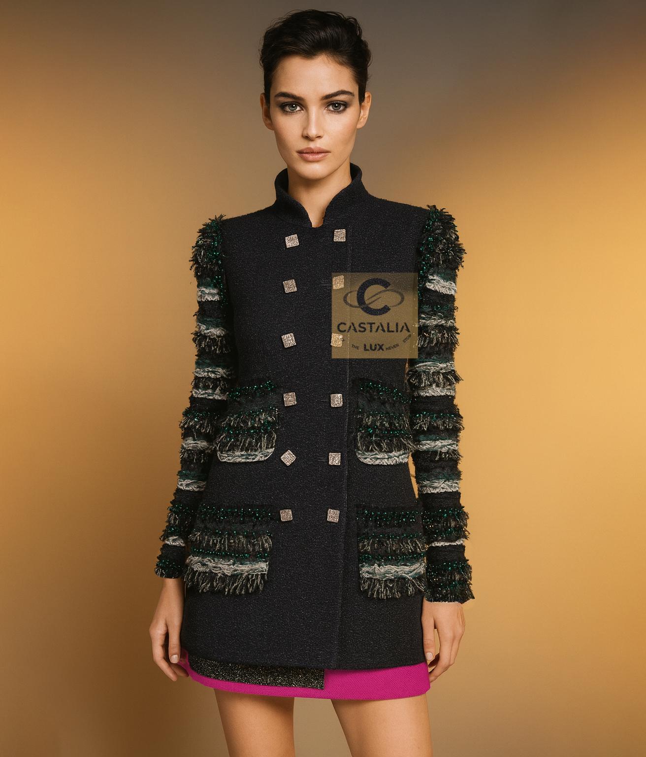 CHANEL 16K$ Chaqueta de tweed negra adornada con joyas 40 FR en venta 2