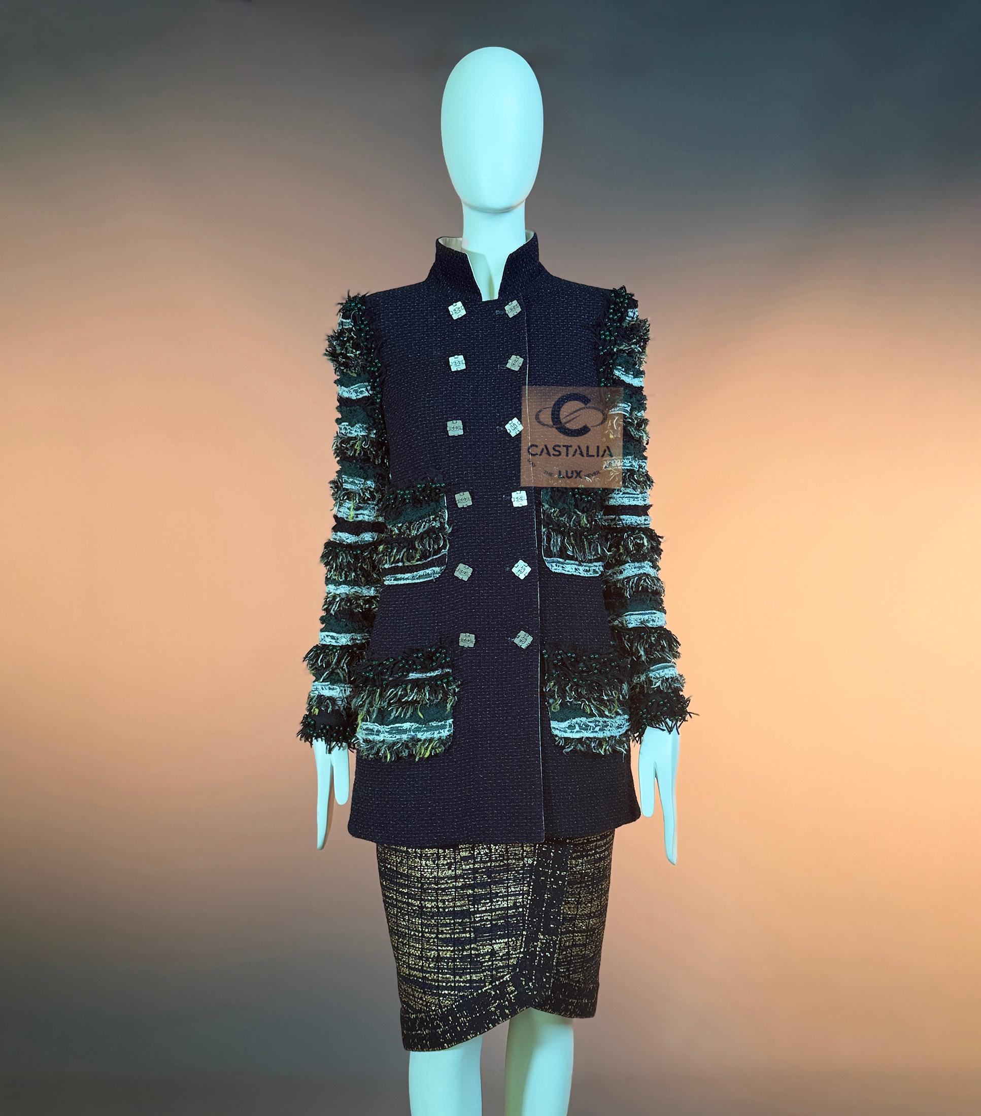 CHANEL 16K$ Chaqueta de tweed negra adornada con joyas 40 FR en venta 3