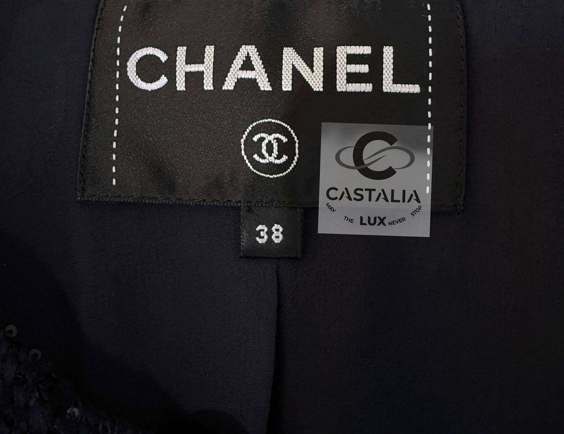 Chanel 16K$ Neu CC Logo Juwelen verschönert Tweed Jacke 38 FR im Angebot 10