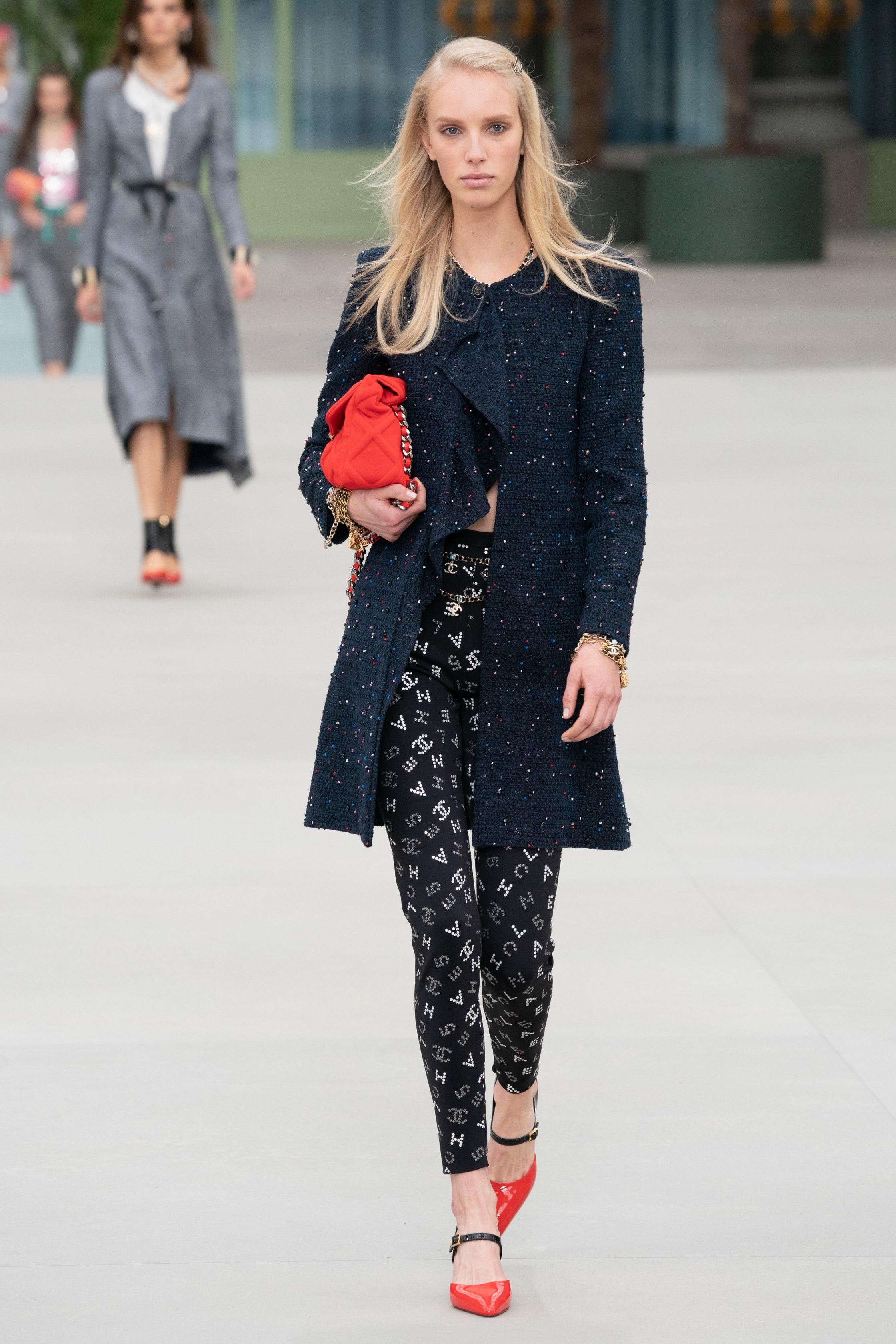 Absolut erhabenes Stück ~ Chanel Tweed Jacke / Mantel mit CC-Logo Perlen, Pailletten und Juwelen Perlen Verzierung 
~ from Runway of 2020 Cruise COCO Express Collection 
~ Boutique-Preis über 16.000$ ~ wie an Chanels Botschafterin Amanda Sanchez