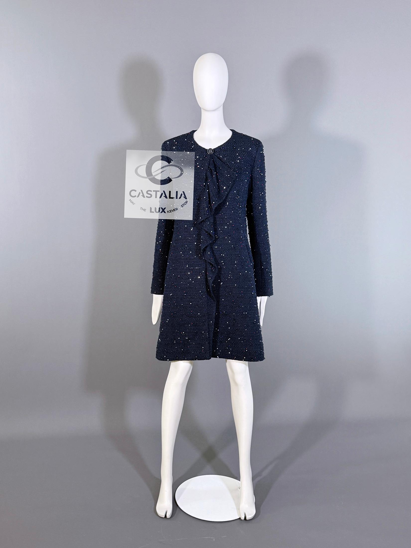 Chanel 16K$ Neu CC Logo Juwelen verschönert Tweed Jacke 38 FR im Zustand „Neu“ im Angebot in Dubai, AE