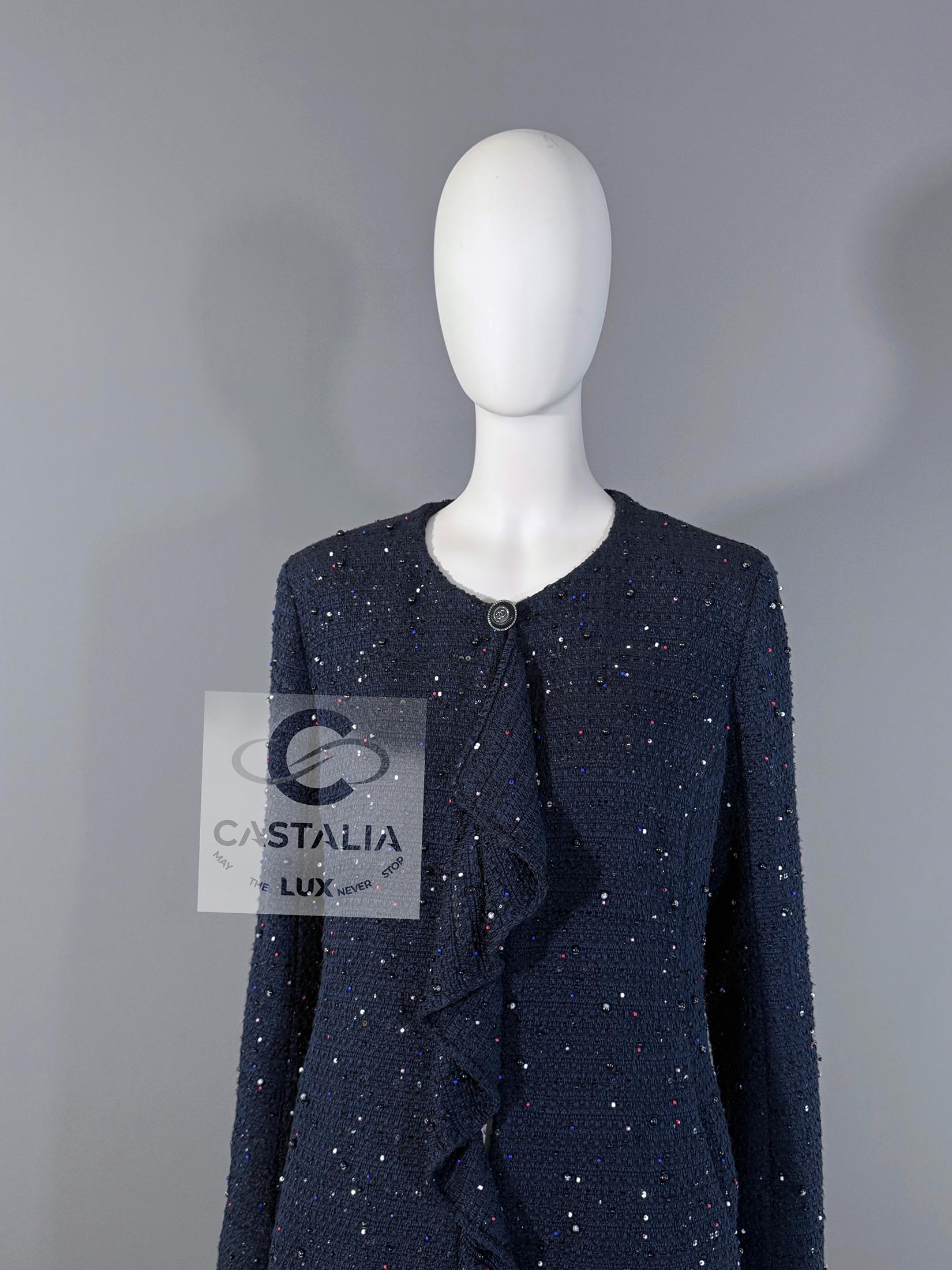 Chanel 16K$ Neu CC Logo Juwelen verschönert Tweed Jacke 38 FR für Damen oder Herren im Angebot