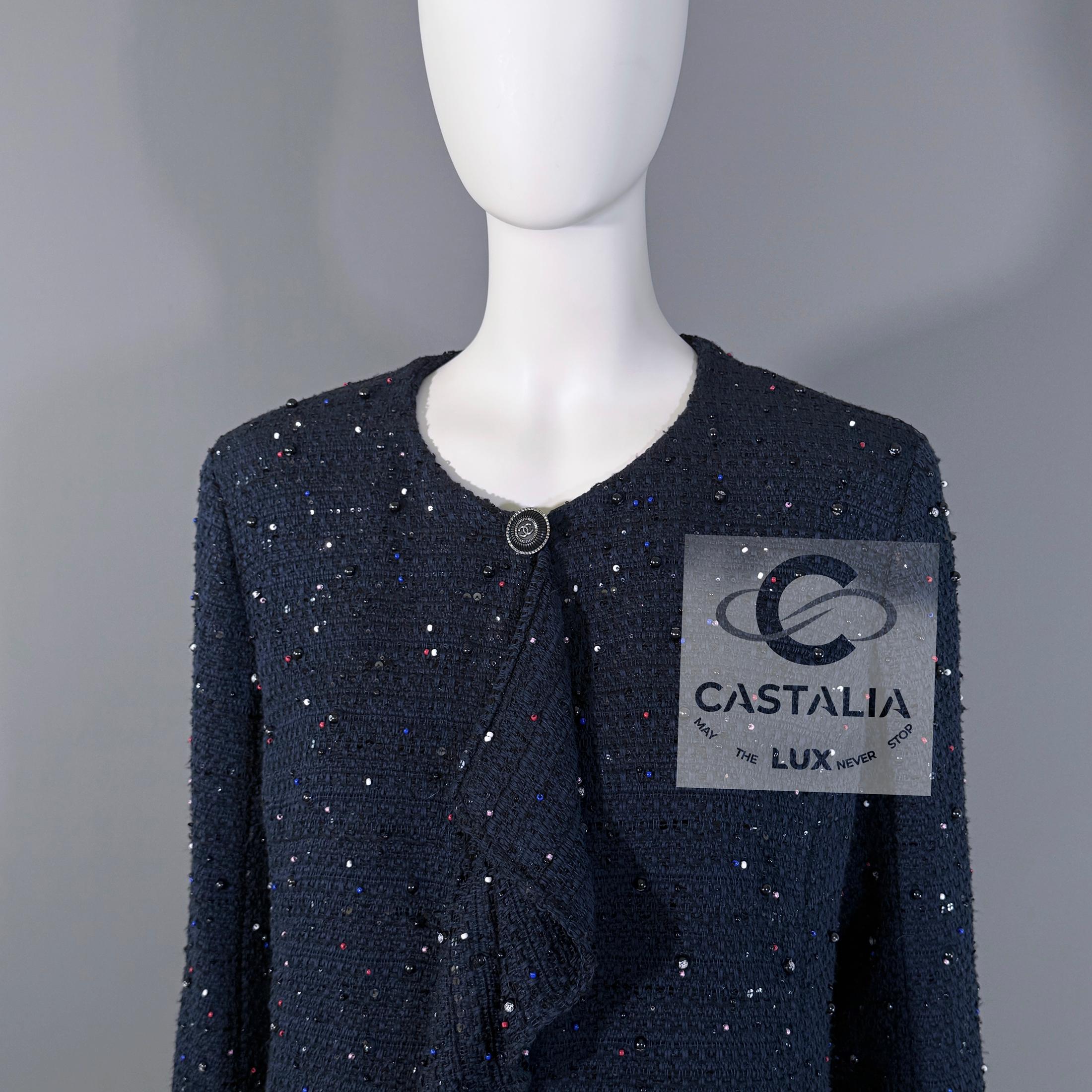 Chanel 16K$ Neu CC Logo Juwelen verschönert Tweed Jacke 38 FR im Angebot 1