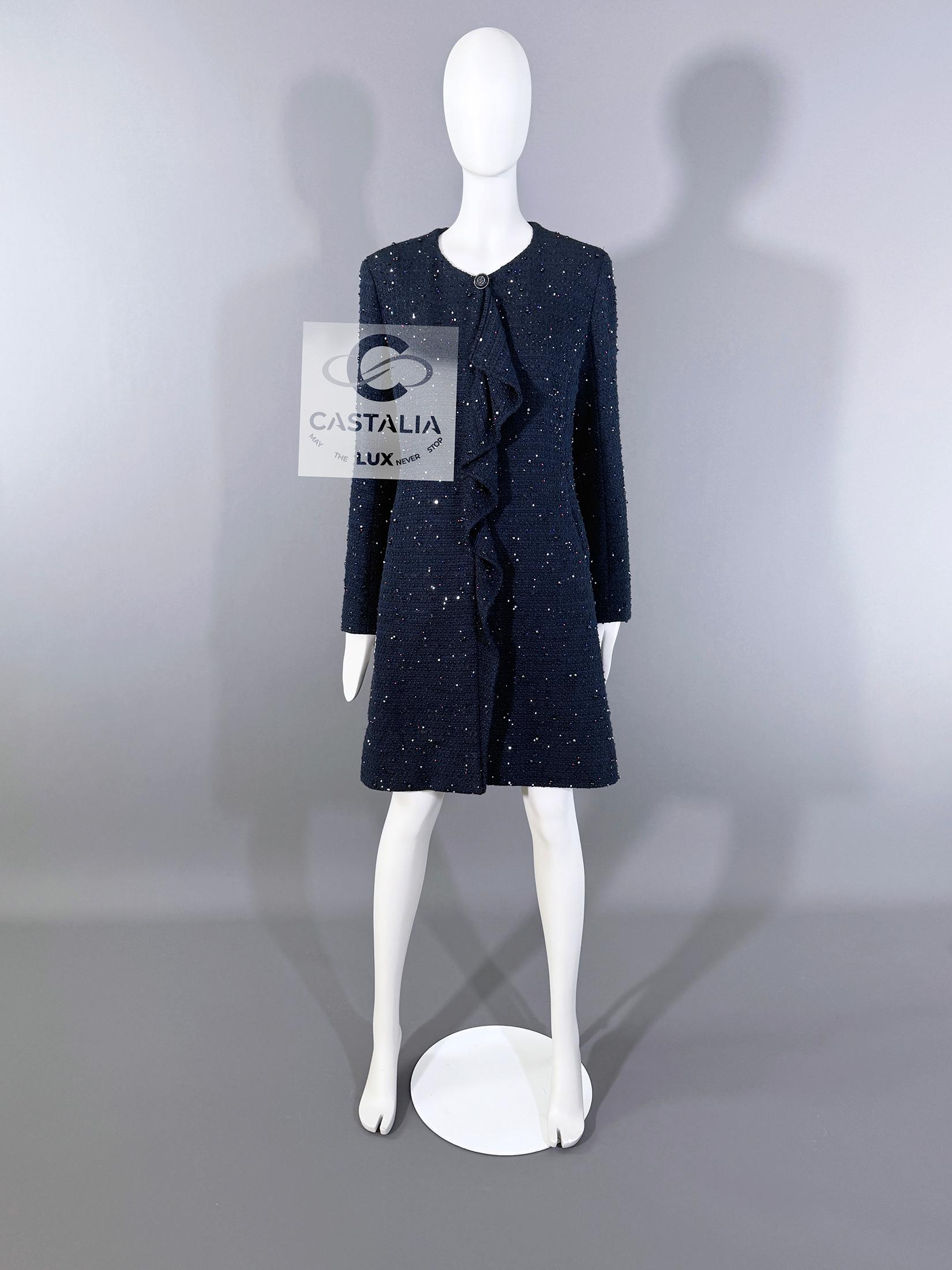 Chanel 16K$ Neu CC Logo Juwelen verschönert Tweed Jacke 38 FR im Angebot 4