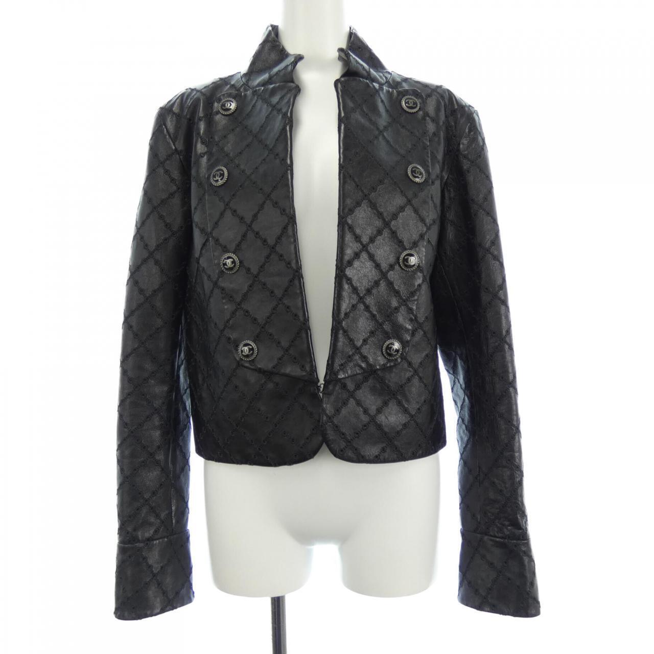 Stunning Chanel black quilted leather jacket from 2022 Fall Collection
- boutique price over 15,000$
- CC logo buttons
Size mark 40 FR. Pristine condition.