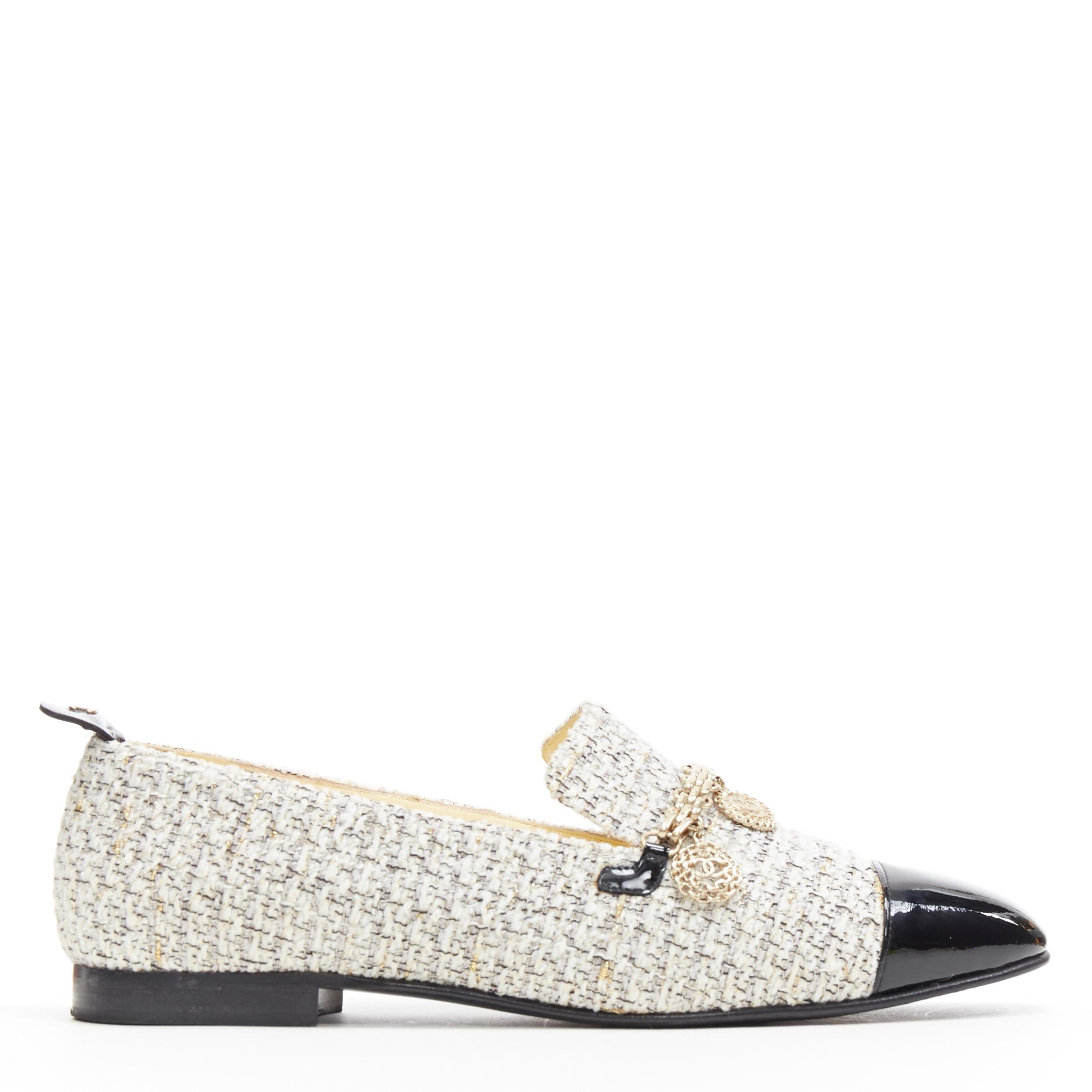 CHANEL 16P white gold speckle tweed CC chain charm toe cap ballet flats EU38.5 C
Brand: Chanel
Designer: Karl Lagerfeld
Collection: 16P
Model Name / Style: Tweed loafer
Material: Tweed
Color: White
Pattern: Solid
Extra Detail: Flat (Under 1 in) heel