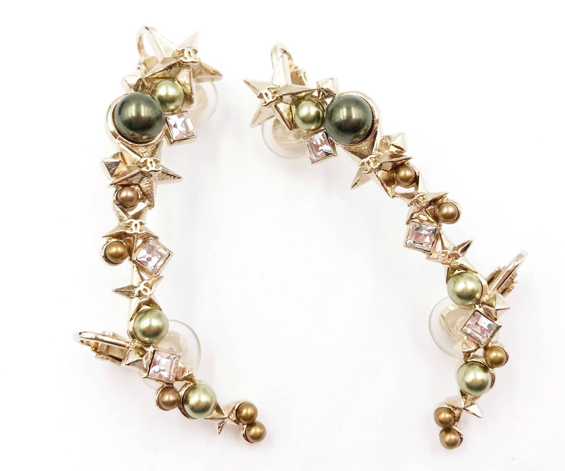 Chanel 17 Gold Star Olive Faux Pearl Ear Cuff Earrings

*Marked 2017
*Made in France
*Comes with original pouch

-Approximately 2.25″
-Wear 1 cuff or 2
-Or send one of them as a gift to your best friend!

3167-17190