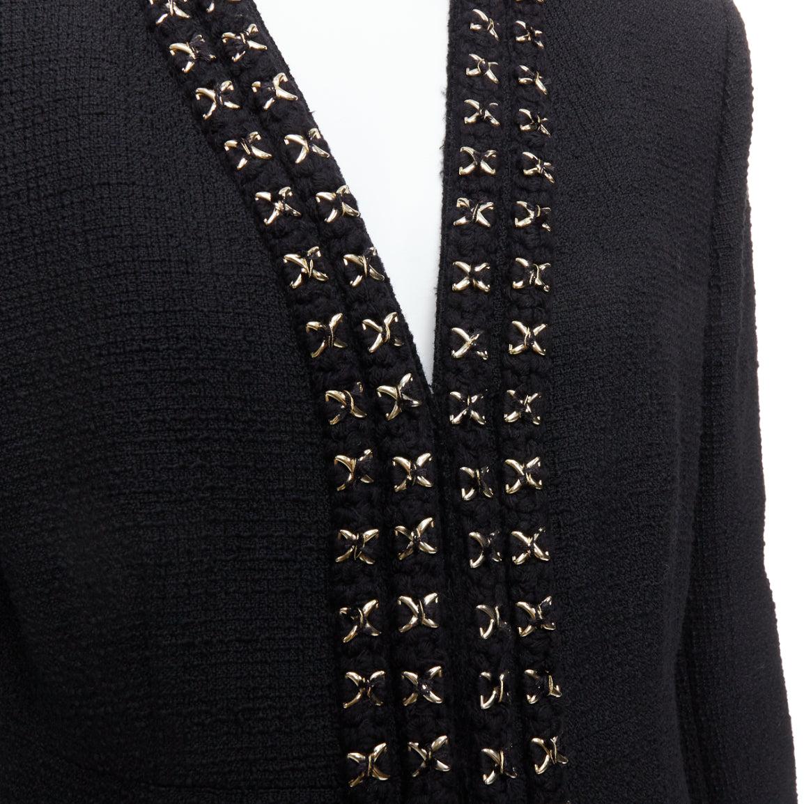 CHANEL 17A cappotto lungo in tweed nero e oro con bottoni Lionheart intrecciati FR44 in vendita 5
