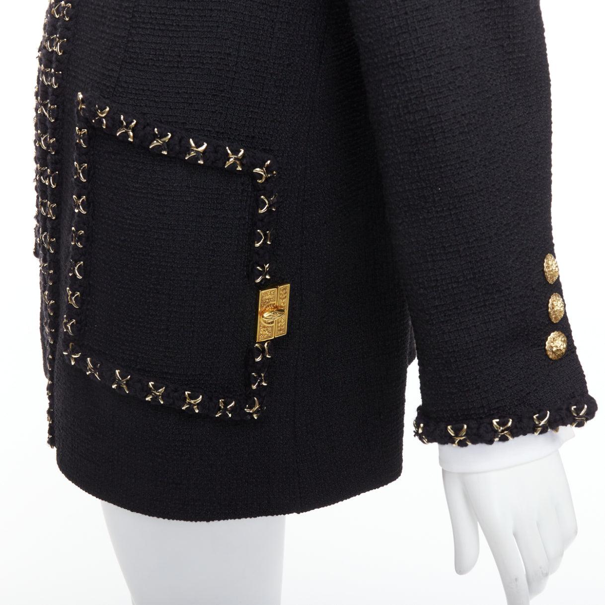 CHANEL 17A cappotto lungo in tweed nero e oro con bottoni Lionheart intrecciati FR44
Riferimento: BMPA/A00272
Marchio: Chanel
Designer: Karl Lagerfeld
Model No: P56907V30555
Collection'S: Pre-Fall 2017 Parigi- Cosmopolite - Design simile in