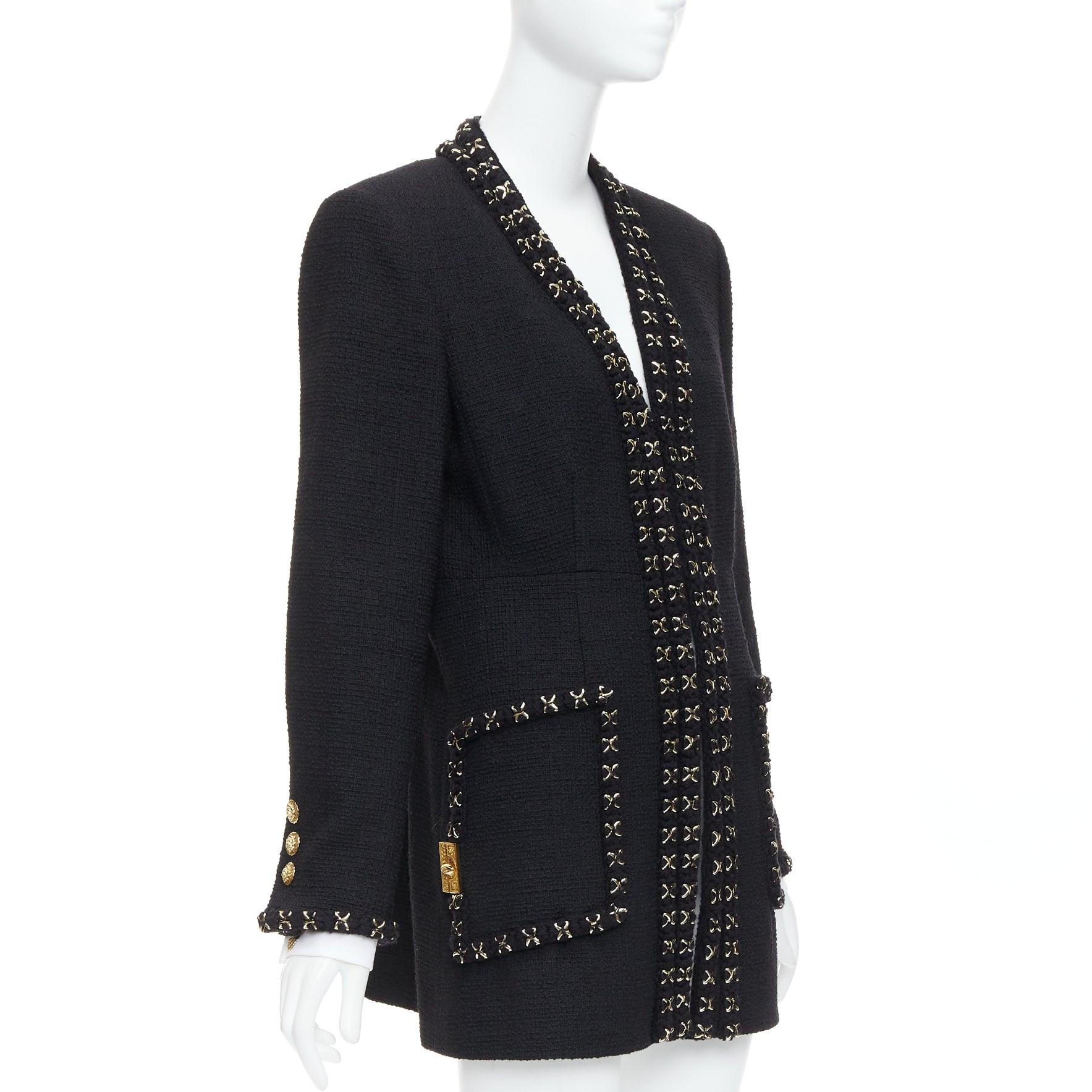 CHANEL 17A cappotto lungo in tweed nero e oro con bottoni Lionheart intrecciati FR44 In condizioni ottime in vendita a Hong Kong, NT