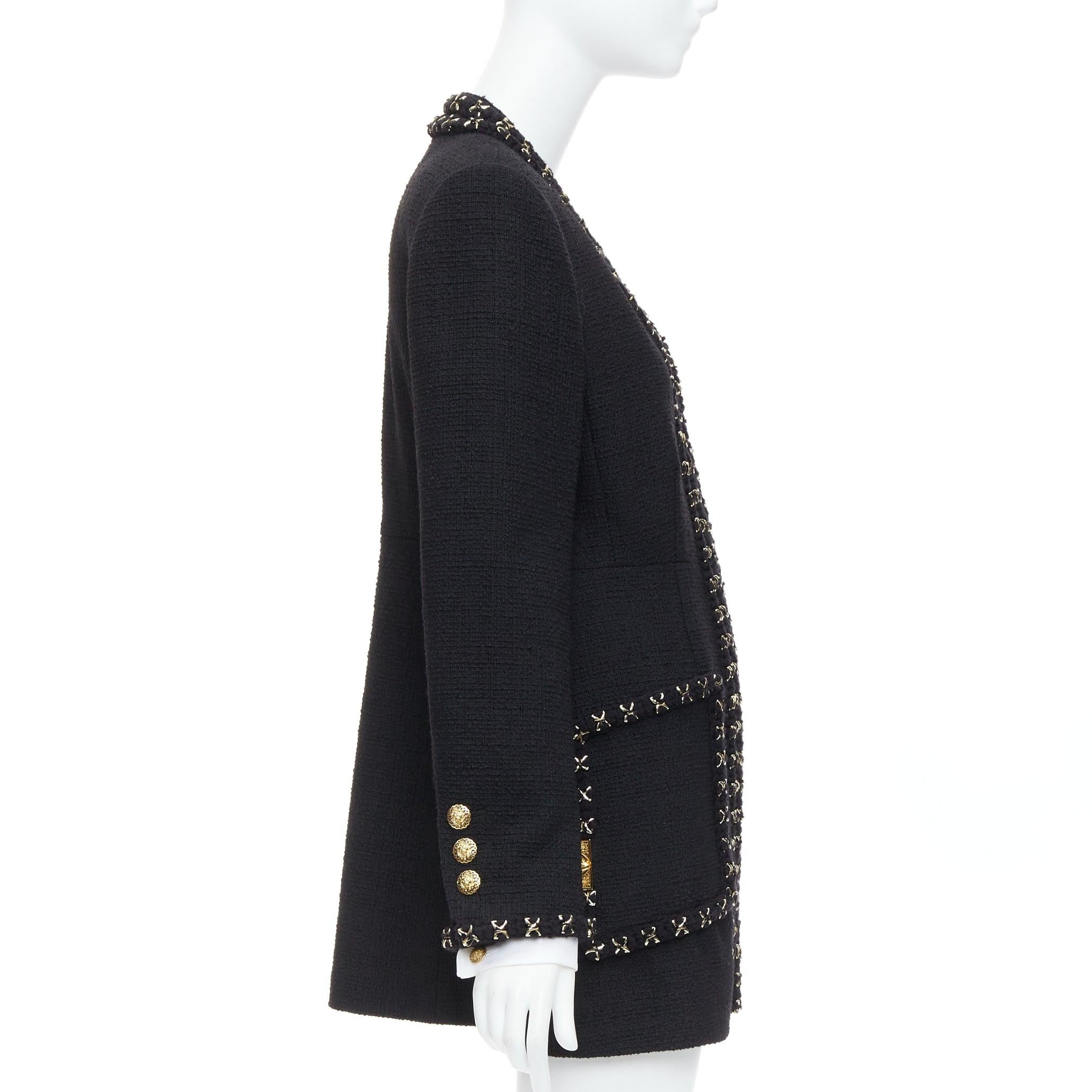 Donna CHANEL 17A cappotto lungo in tweed nero e oro con bottoni Lionheart intrecciati FR44 in vendita