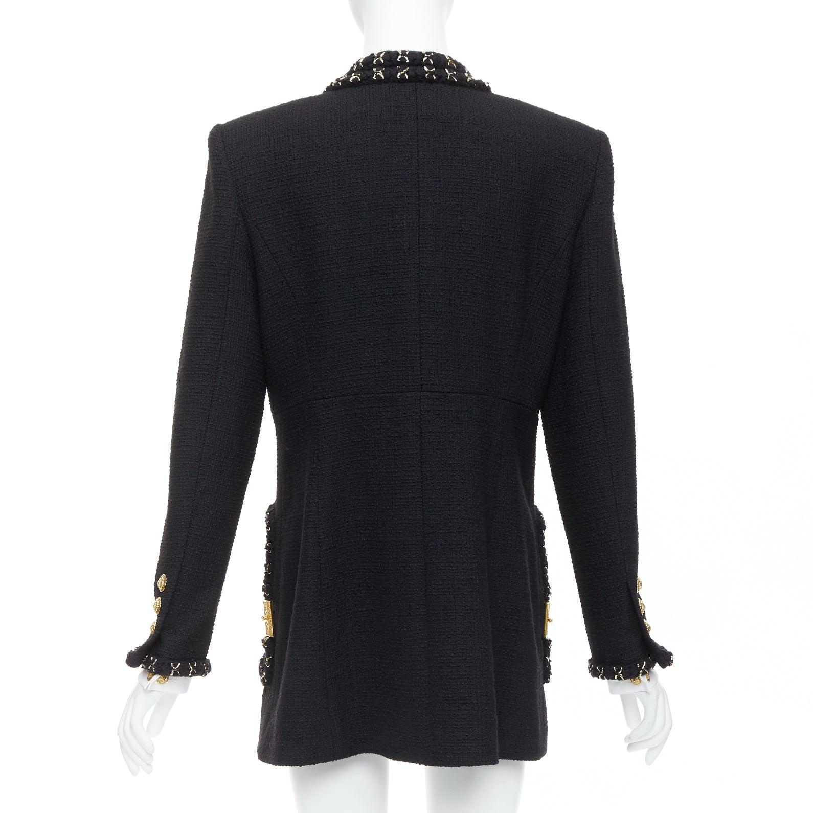 CHANEL 17A cappotto lungo in tweed nero e oro con bottoni Lionheart intrecciati FR44 in vendita 1
