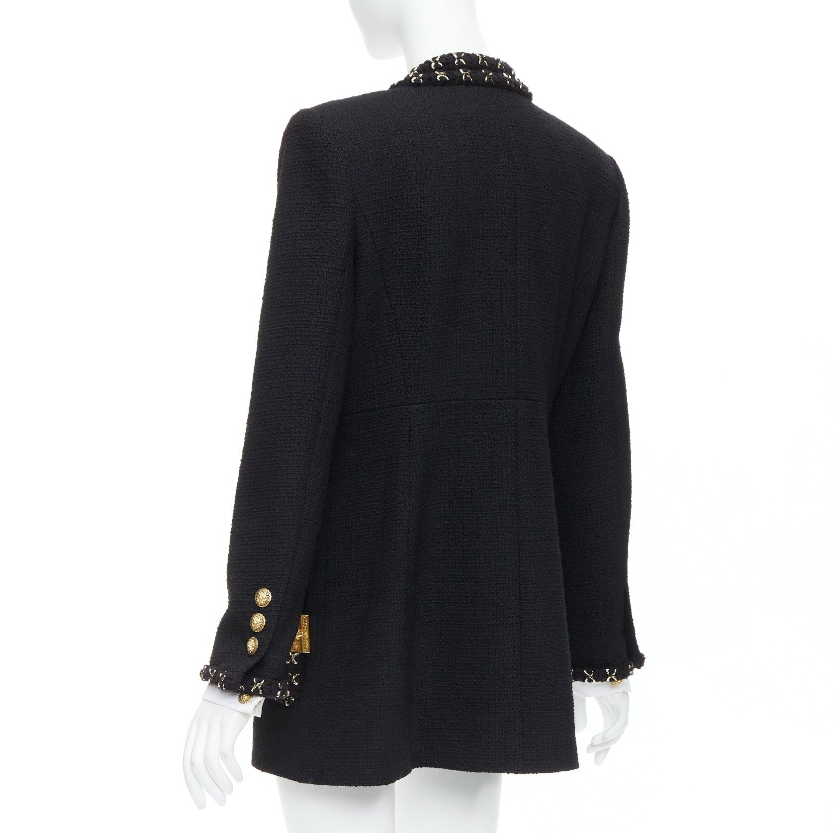 CHANEL 17A cappotto lungo in tweed nero e oro con bottoni Lionheart intrecciati FR44 in vendita 2