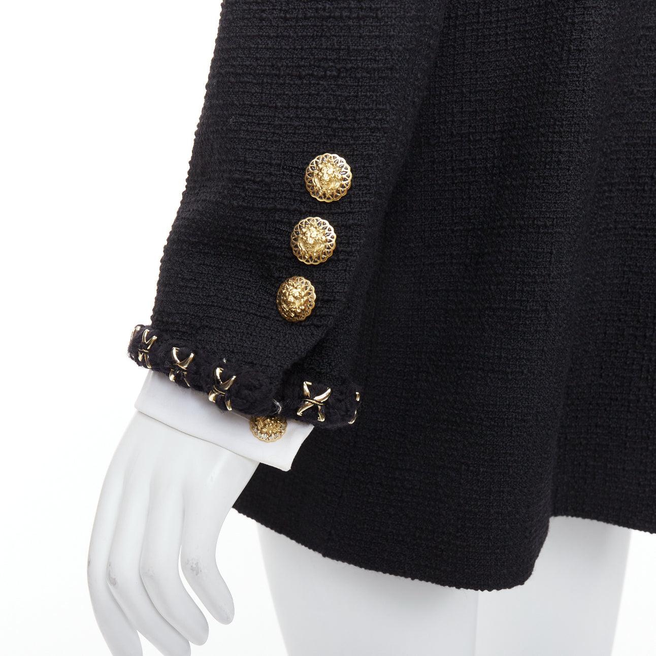 CHANEL 17A cappotto lungo in tweed nero e oro con bottoni Lionheart intrecciati FR44 in vendita 3