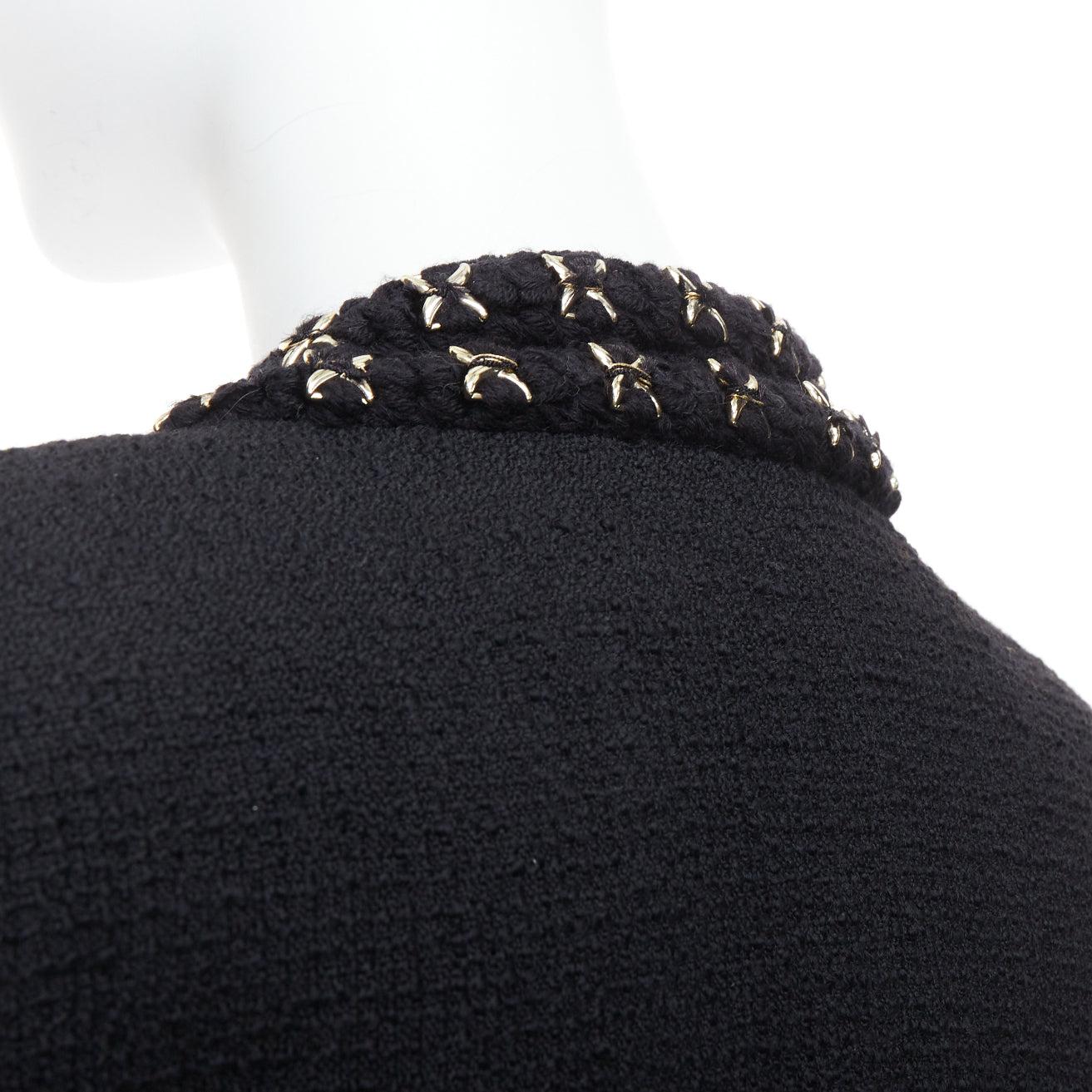 CHANEL 17A cappotto lungo in tweed nero e oro con bottoni Lionheart intrecciati FR44 in vendita 4