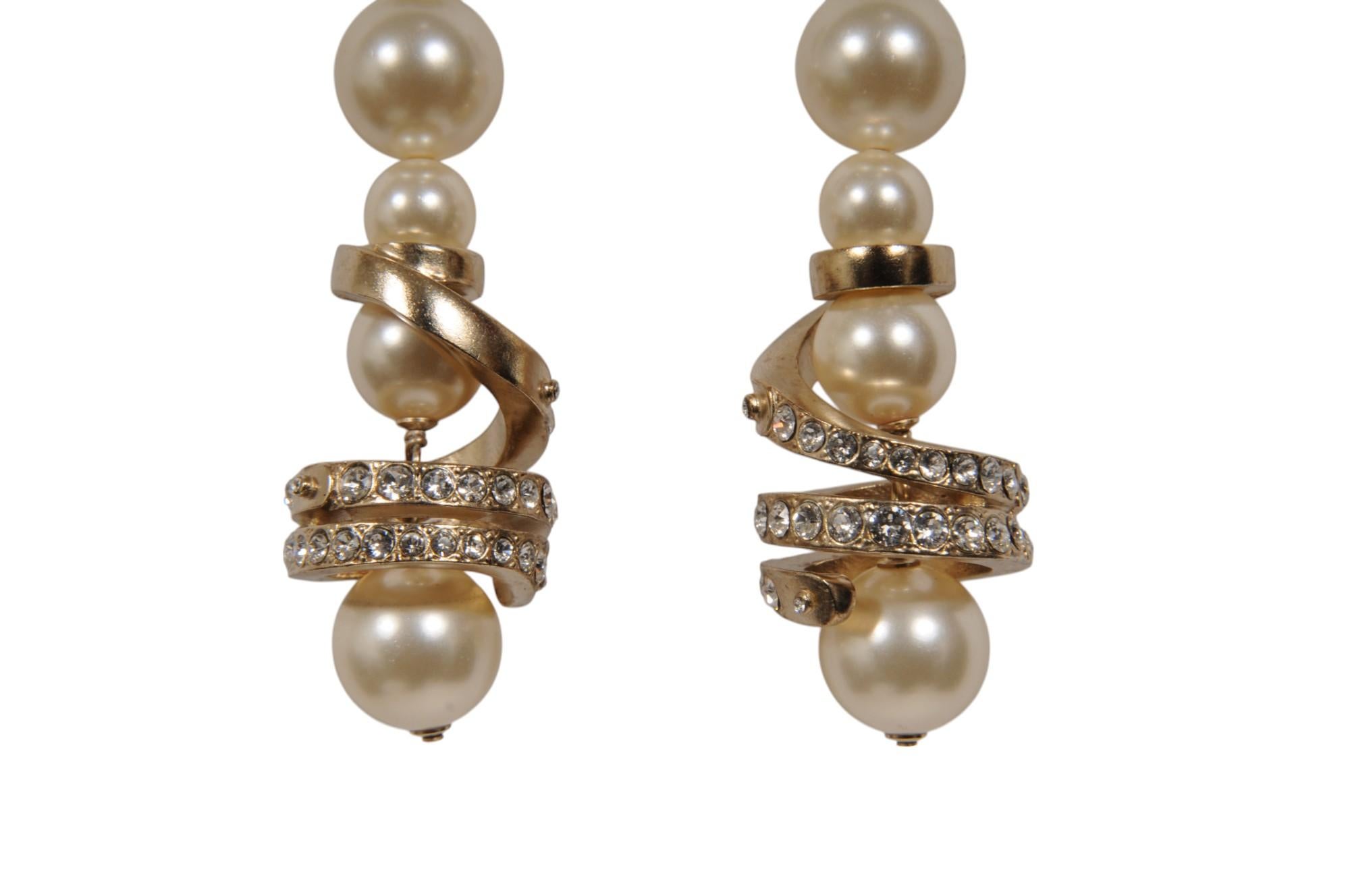 - Fausses perles

- Livré avec un sac à poussière Chanel

- Fabriqué en France



Condit : 

Les boucles d'oreilles sont en état 