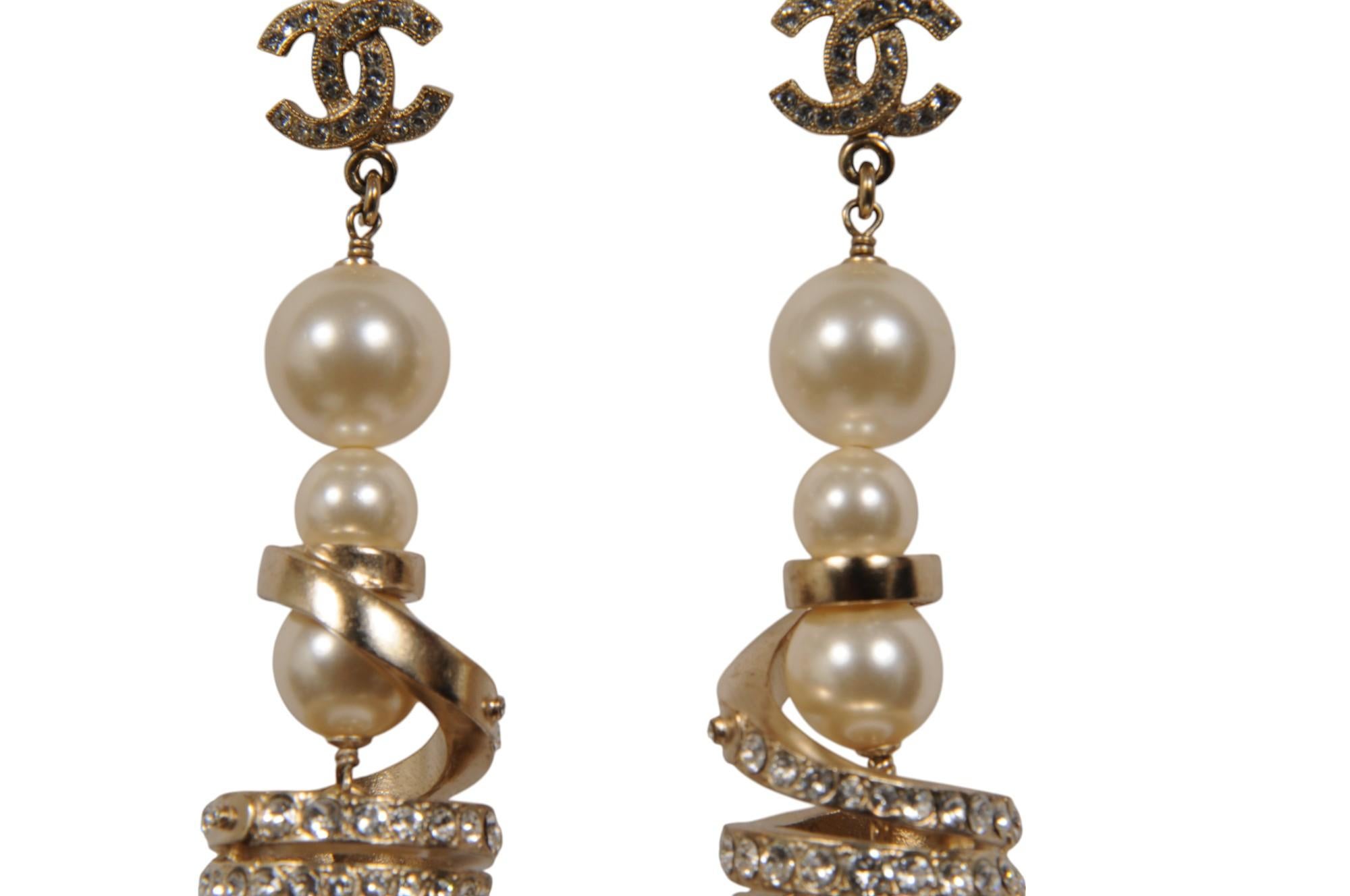 Chanel 17A CC Logo Boucles d'oreilles perle spirale torsadée Or Argent Cristal Excellent état - En vente à North Miami, FL