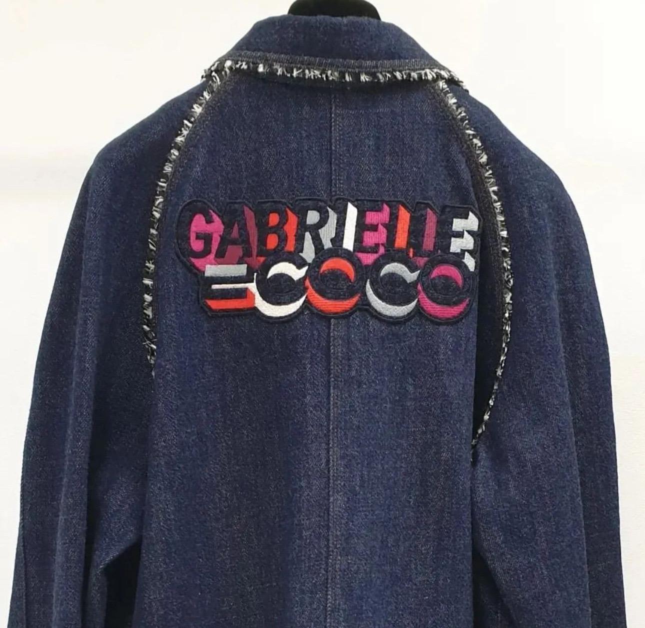 CHANEL 17A Gabrielle Coco Denim Jacket In Excellent Condition For Sale In Krakow, PL