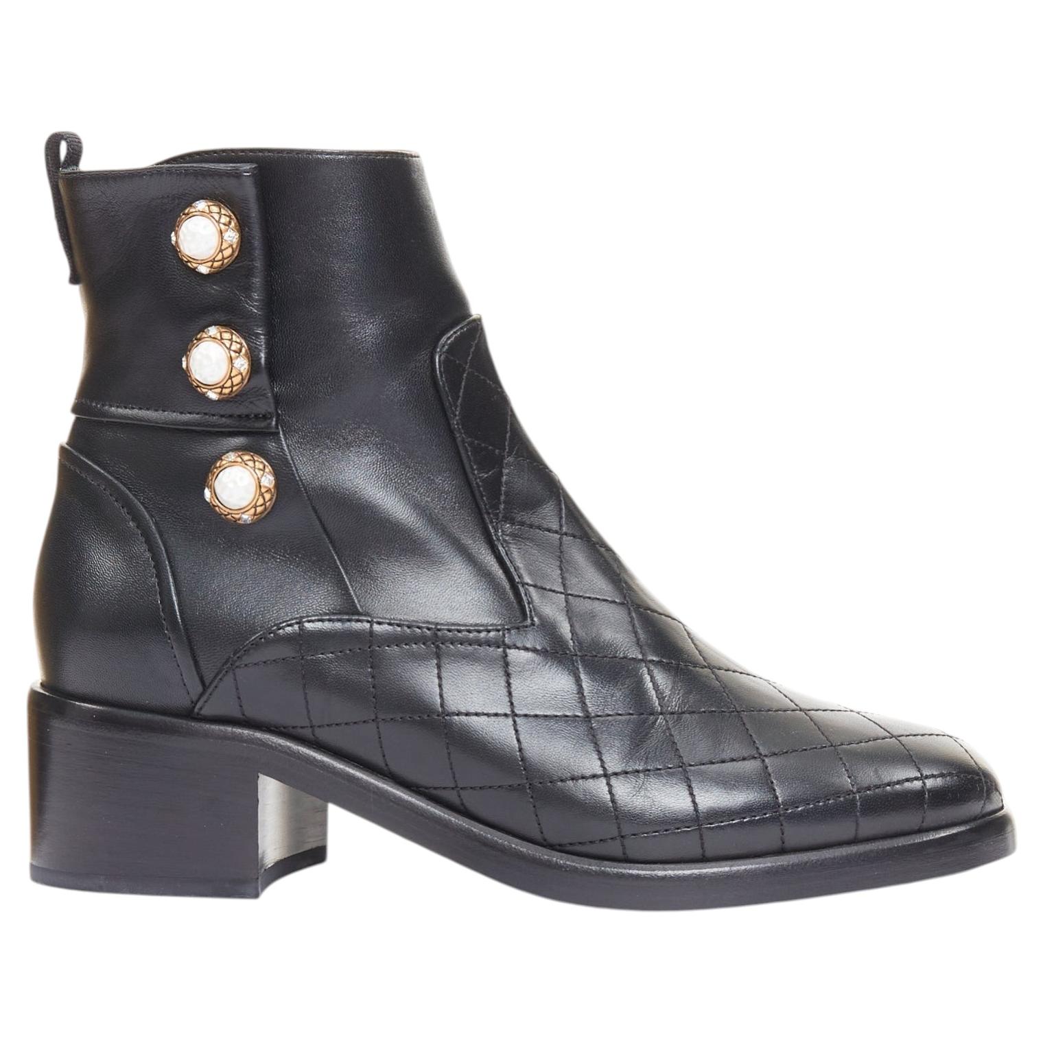 Chanel 17A Paris Cosmopolite : bottines matelassées en agneau noir à boutons perles, taille 39,5