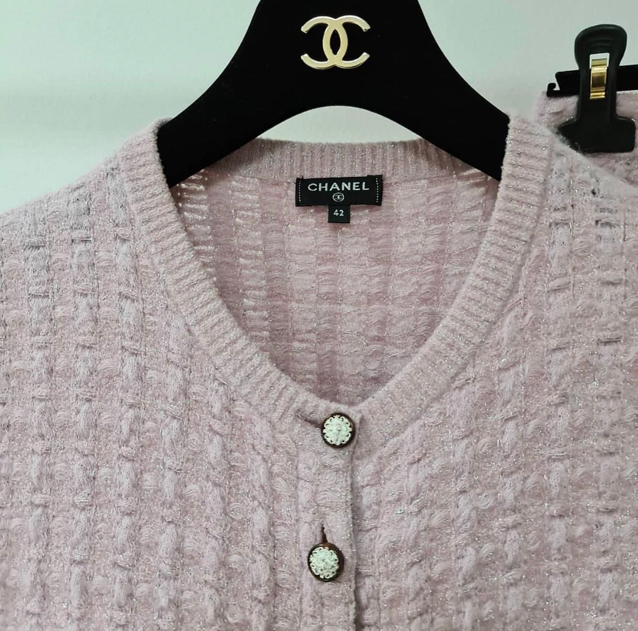 Description

CHANEL 17A Paris Cosmopolite Knit Cardigan 42FR + Skirt Suit Set, 40 FR.  

Pink Colour

CONDITION:  very good

