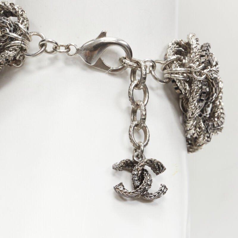 CHANEL 17A Paris Cosmopolite silver CC crystal charm twist chain bracelet
Reference: BMPA/A00214
Brand: Chanel
Designer: Karl Lagerfeld
Collection: 17A Paris Cosmopolite Metier D'Art
Material: Metal
Color: Silver
Pattern: Solid
Closure: Lobster