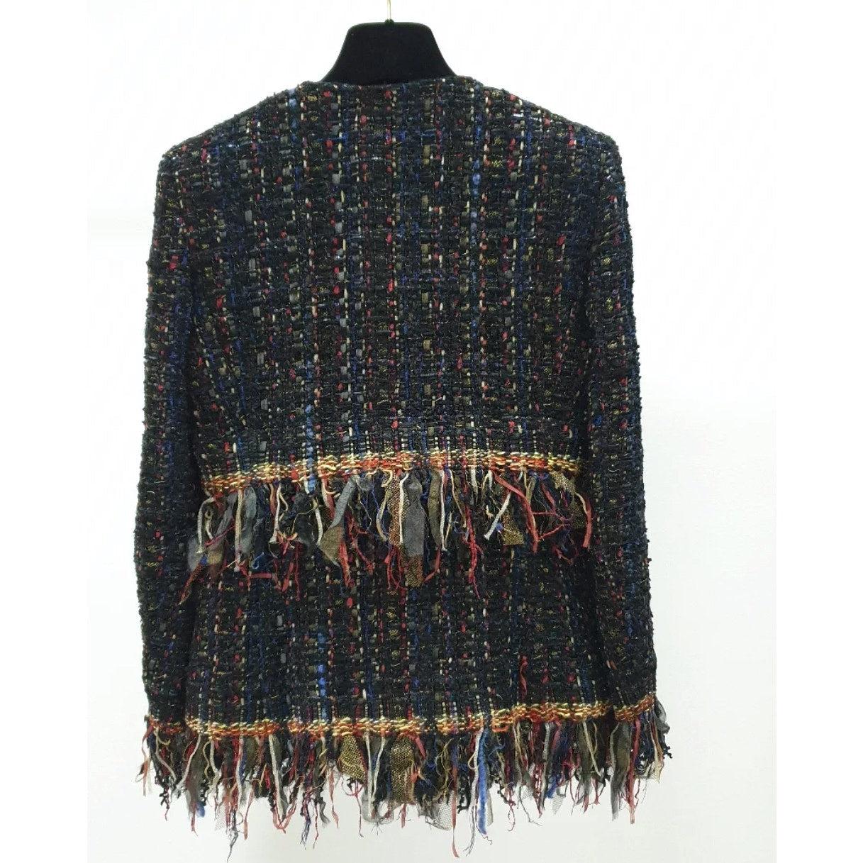 Assolutamente stupenda la giacca Chanel 17A Paris-Cosmopolite Fantasy Tweed in taglia 38! 
Questa iconica giacca, proveniente dalla collezione Métiers d'Art del 2017, è stata utilizzata in pubblicità in tutto il mondo e ha un prezzo di boutique di