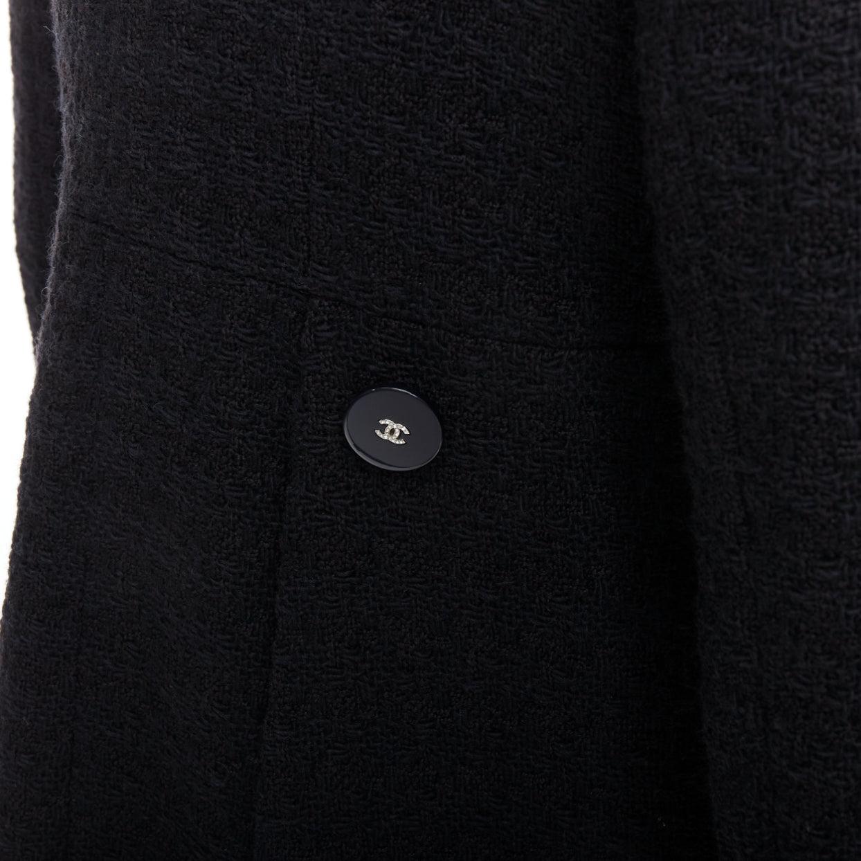 CHANEL 17A Runway Paris Cosmopolite veste de smoking en tweed noir à double boutonnage en vente 5