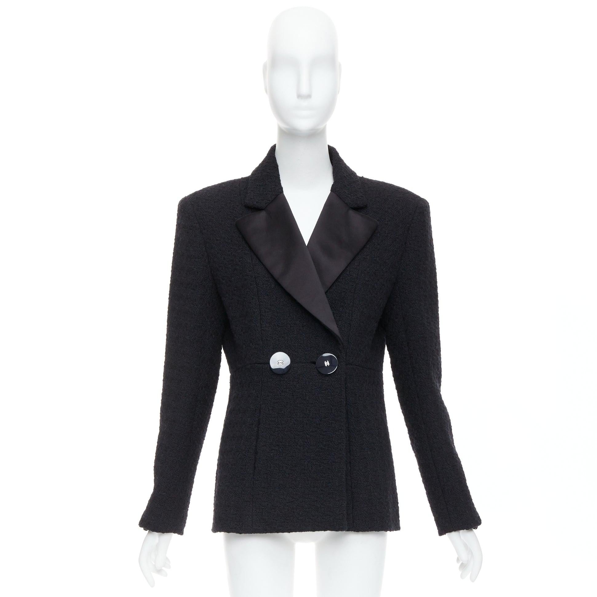 CHANEL 17A Runway Paris Cosmopolite veste de smoking en tweed noir à double boutonnage en vente 9