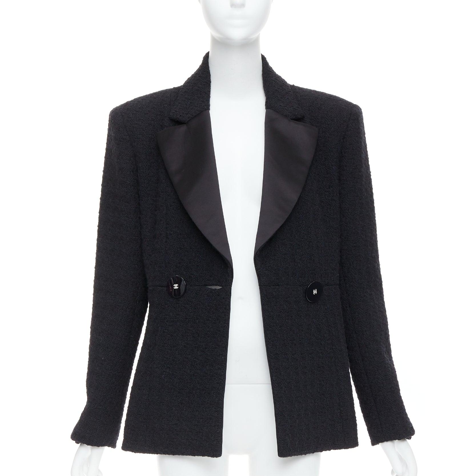 Noir CHANEL 17A Runway Paris Cosmopolite veste de smoking en tweed noir à double boutonnage en vente