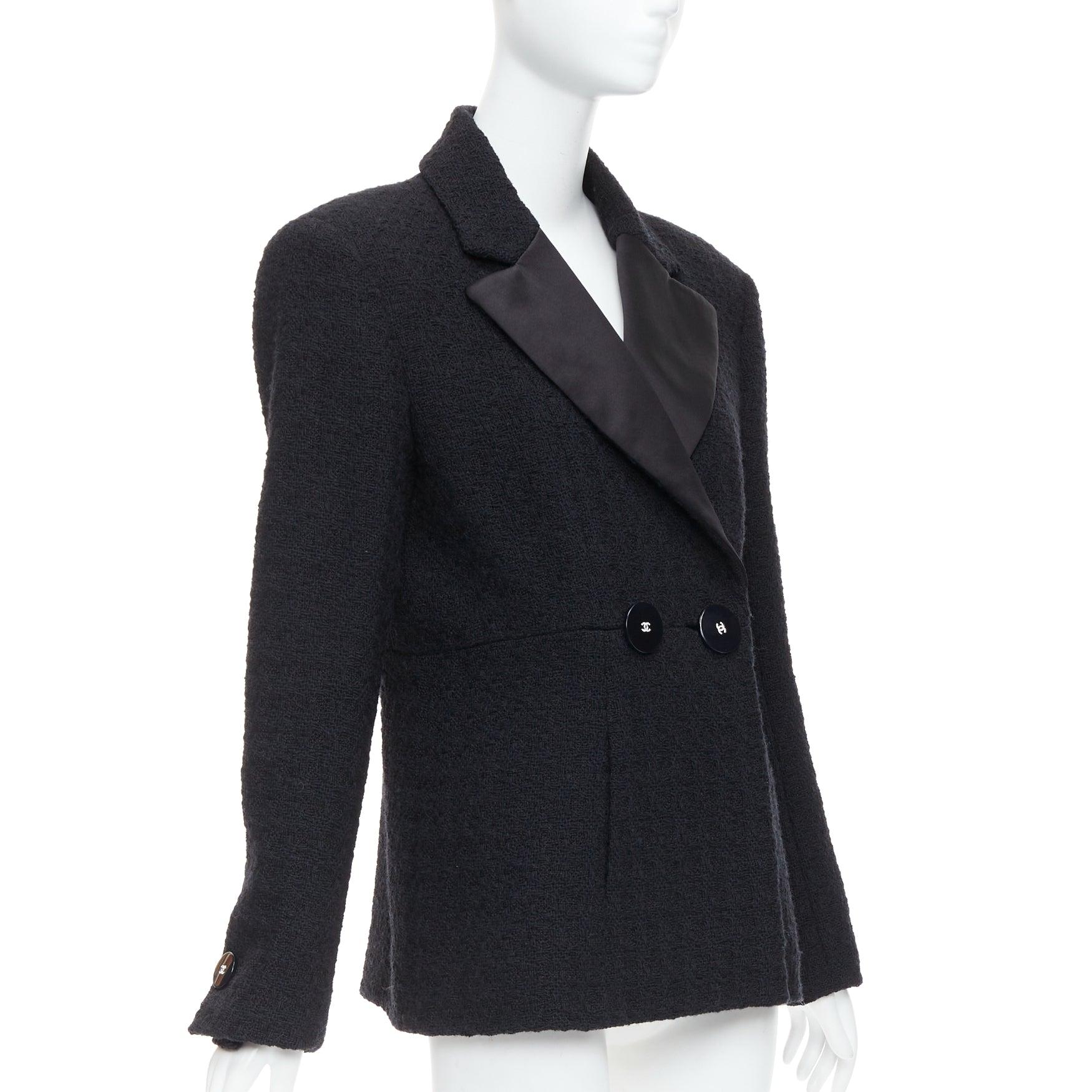 CHANEL 17A Runway Paris Cosmopolite veste de smoking en tweed noir à double boutonnage Excellent état - En vente à Hong Kong, NT