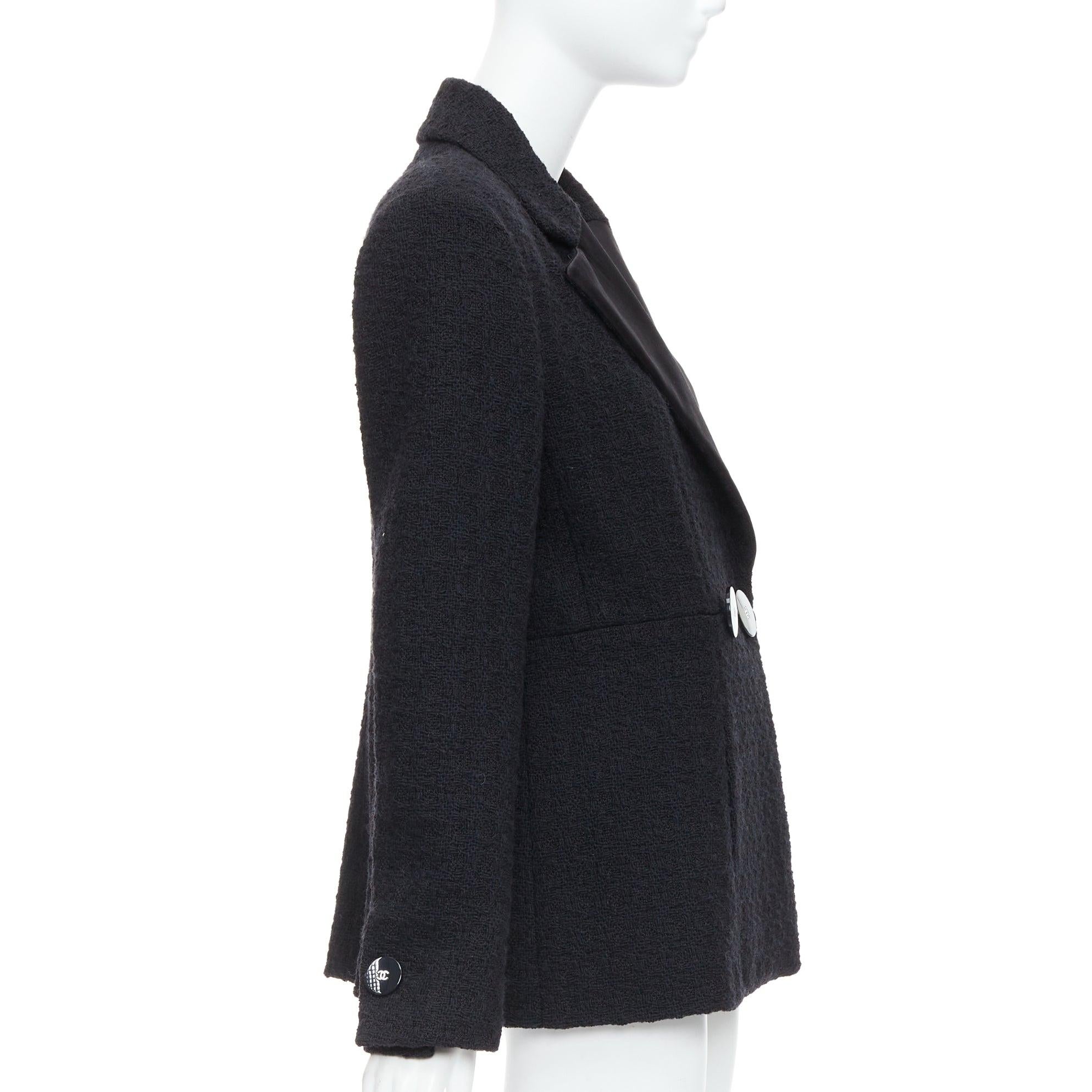 CHANEL 17A Runway Paris Cosmopolite veste de smoking en tweed noir à double boutonnage Pour femmes en vente