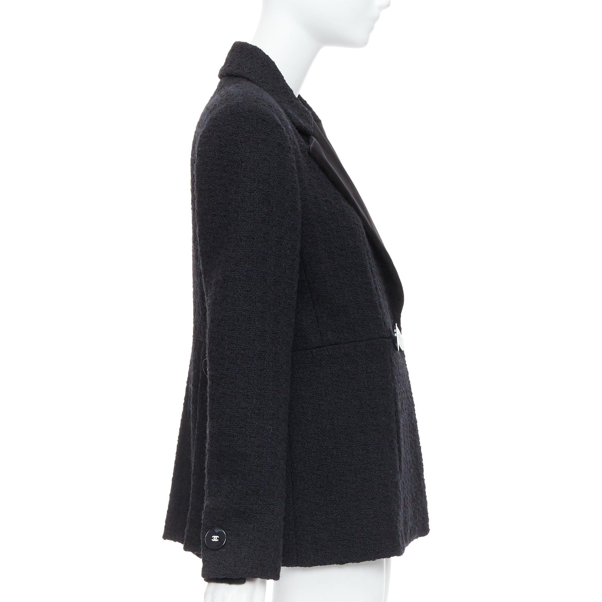 CHANEL 17A Runway Paris Cosmopolite veste de smoking en tweed noir à double boutonnage en vente 1