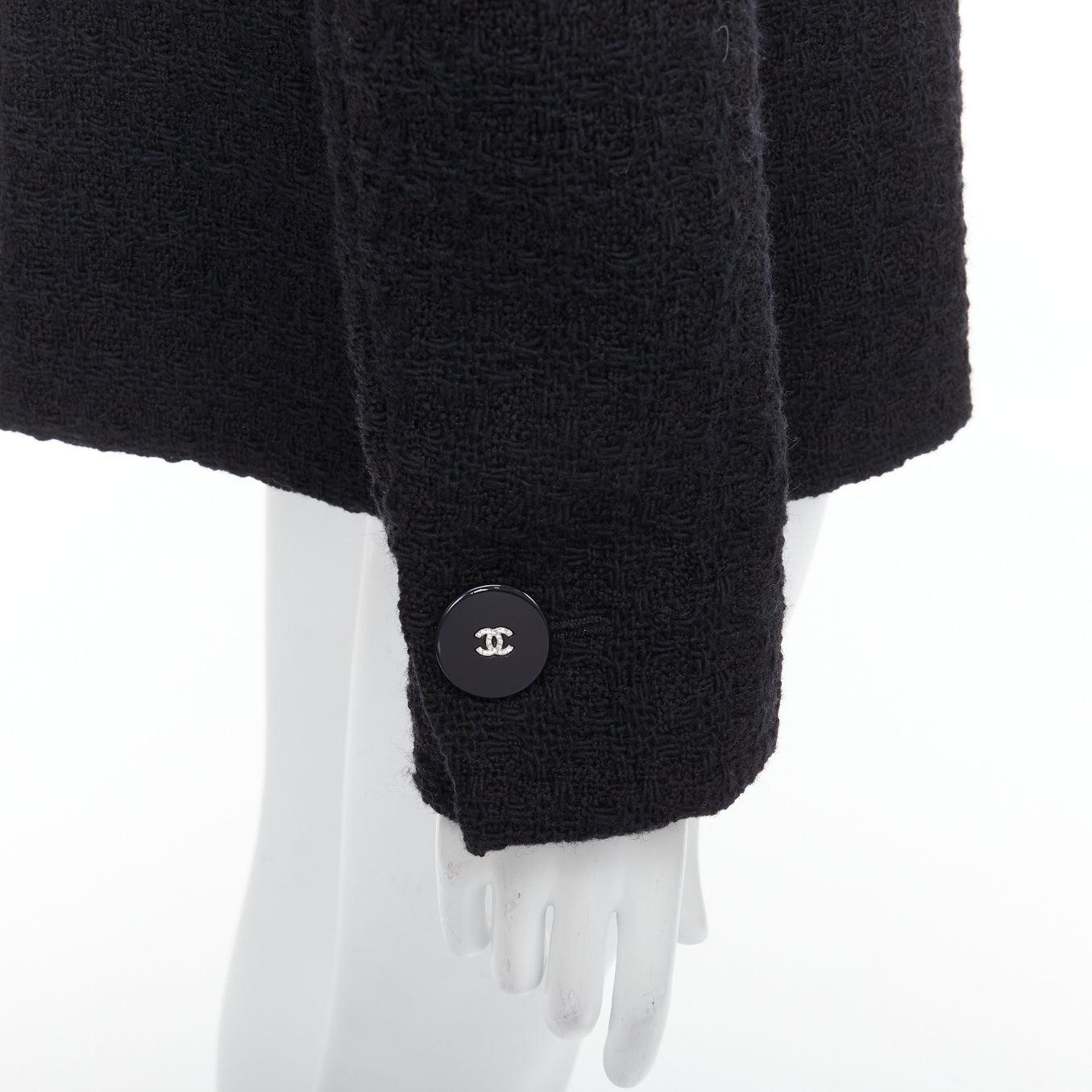 CHANEL 17A Runway Paris Cosmopolite veste de smoking en tweed noir à double boutonnage en vente 4