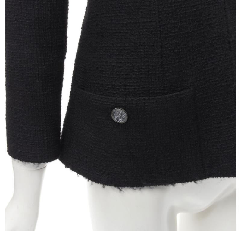 CHANEL 17C Paris Cuba tweed reticolato Coco collo di raso piccola giacca nera FR36 S in vendita 5