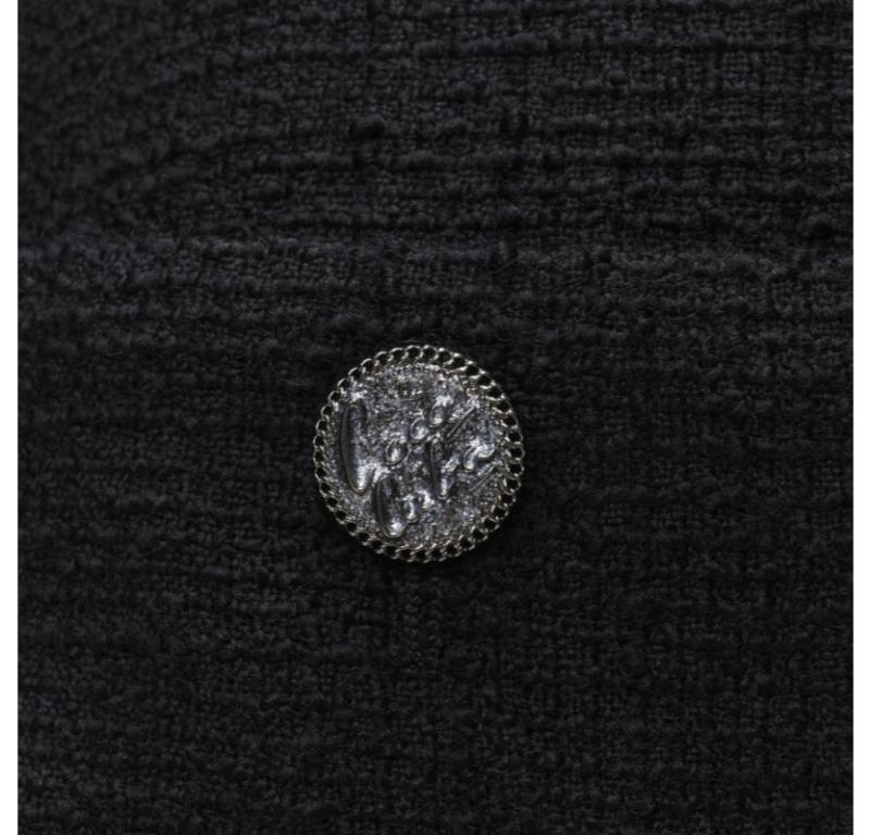 CHANEL 17C Paris Cuba tweed reticolato Coco collo di raso piccola giacca nera FR36 S
Riferimento: JACG/A00077
Marchio: Chanel
Designer: Karl Lagerfeld
Collezione: 17C Parigi-Cuba
Materiale: Lana
Colore: nero
Modello: Tinta unita
Chiusura: